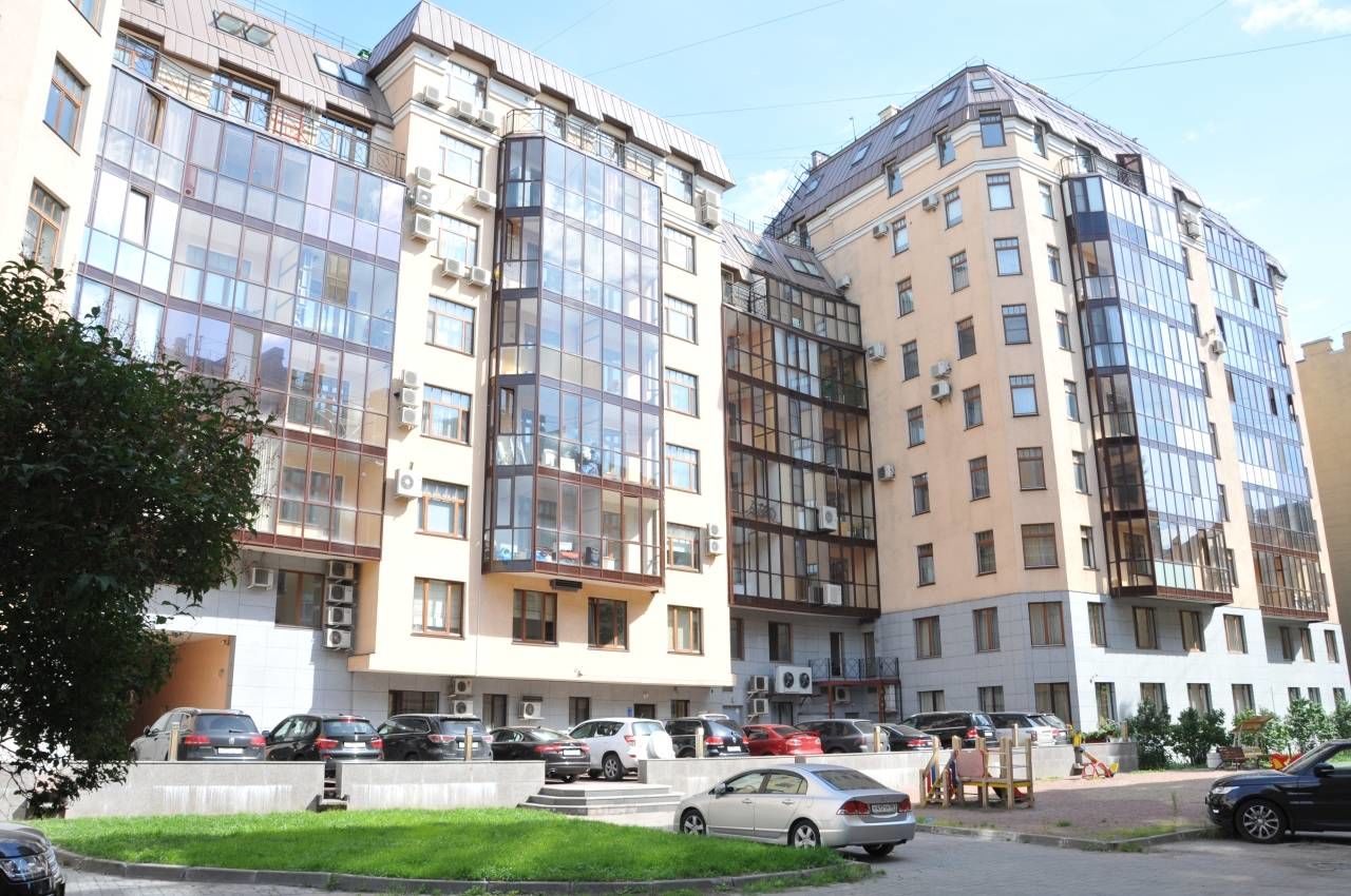 Внутренняя территория комплекса Продажа квартиры 118м² 'Суворовский' 9-я Советская ул., 5