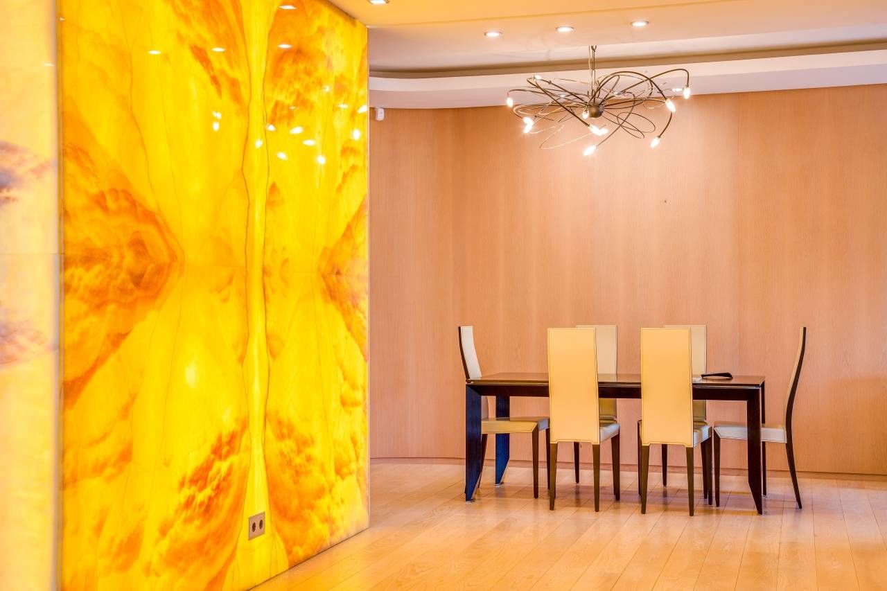 Стена из оникса с подсветкой Продажа квартиры 344м² 'Зеленый остров' Константиновский пр., 26 Стена из оникса с подсветкой Продажа квартиры 344м² 'Зеленый остров' Константиновский пр., 26