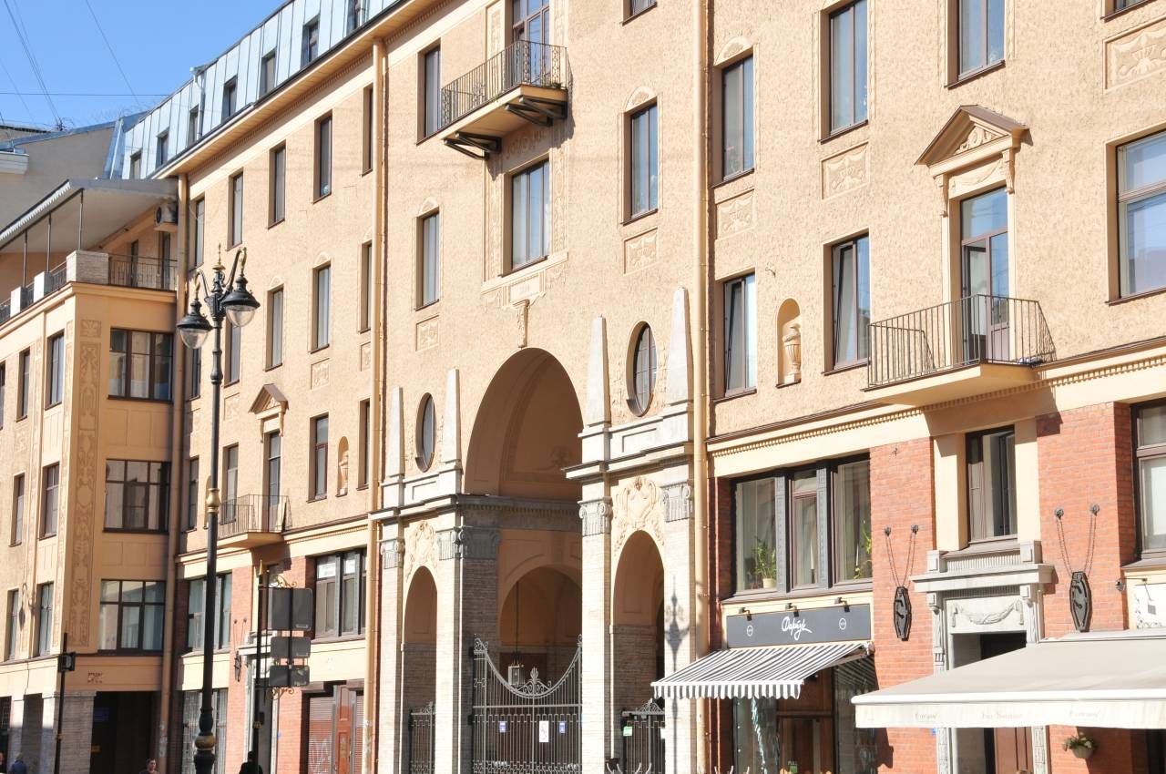 Фасад дома Продажа квартиры 128м² 'ТОЛСТОВСКИЙ ДОМ' Рубинштейна ул., 15-17 Фасад дома Продажа квартиры 128м² 'ТОЛСТОВСКИЙ ДОМ' Рубинштейна ул., 15-17