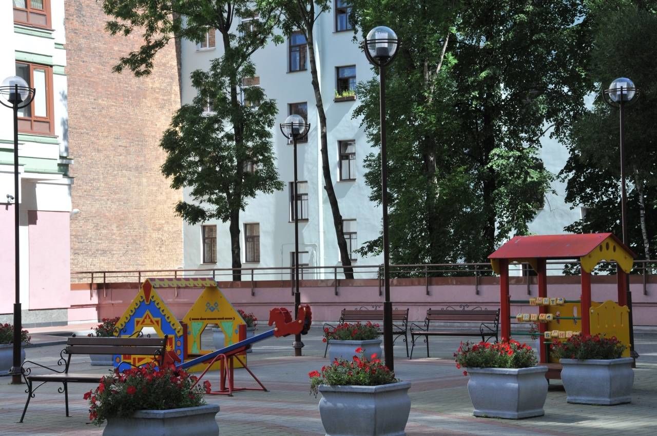 Детская площадка во дворе Продажа квартиры 136м² 'Талисман' 15-я Линия В.О., 76 Детская площадка во дворе Продажа квартиры 136м² 'Талисман' 15-я Линия В.О., 76