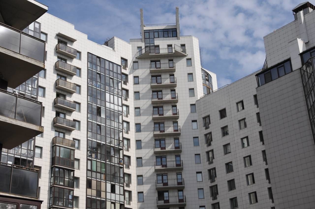 Фасад дома со стороны двора Продажа квартиры 126м² 'Пять звезд' Беринга ул., 1 Фасад дома со стороны двора Продажа квартиры 126м² 'Пять звезд' Беринга ул., 1