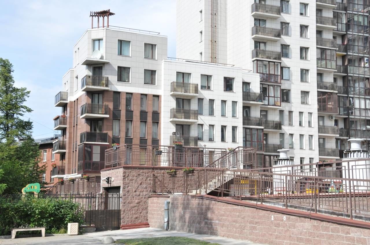 Въезд в паркинг Продажа квартиры 126м² 'Пять звезд' Беринга ул., 1 Въезд в паркинг Продажа квартиры 126м² 'Пять звезд' Беринга ул., 1