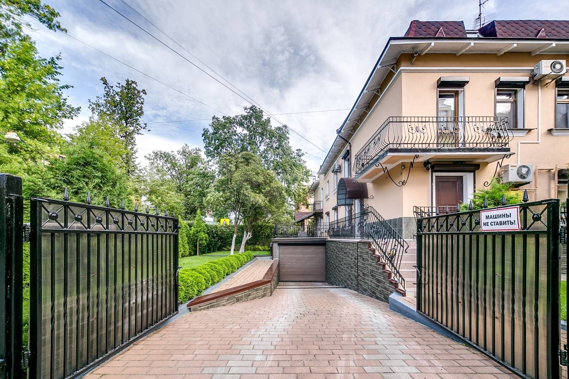 Въезд в гараж Продажа квартиры 277м² 'Дибуновская, 24' Дибуновская ул., 24 Въезд в гараж Продажа квартиры 277м² 'Дибуновская, 24' Дибуновская ул., 24