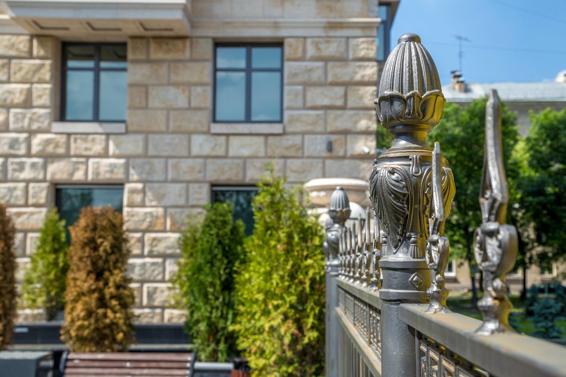 Закрытый благоустроенный двор Продажа квартиры 130м² 'Победы 5' Победы ул., 5 Закрытый благоустроенный двор Продажа квартиры 130м² 'Победы 5' Победы ул., 5