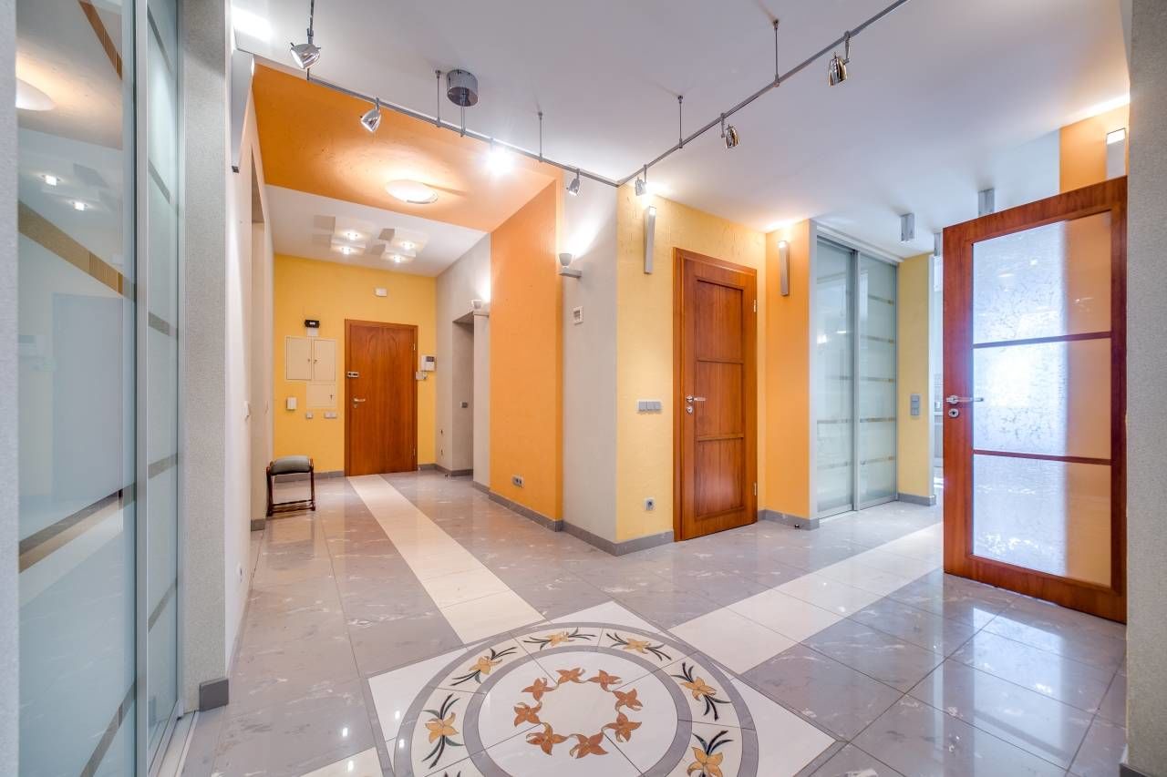 Просторный холл Продажа квартиры 151м² 'Красной Звезды, 8' Пушкин, Красной Звезды ул., 8