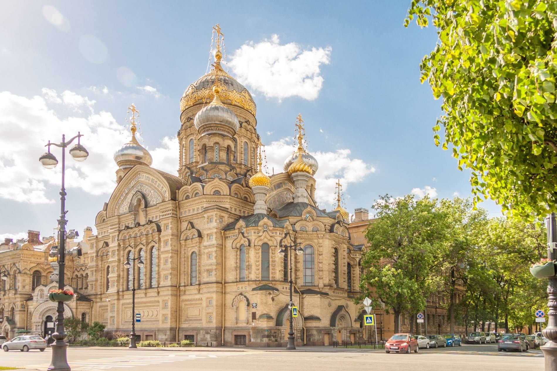Собор в 13-ти шагах от дома Продажа квартиры 178м² 'Гранвиль' Лейтенанта Шмидта наб., 21 Собор в 13-ти шагах от дома Продажа квартиры 178м² 'Гранвиль' Лейтенанта Шмидта наб., 21