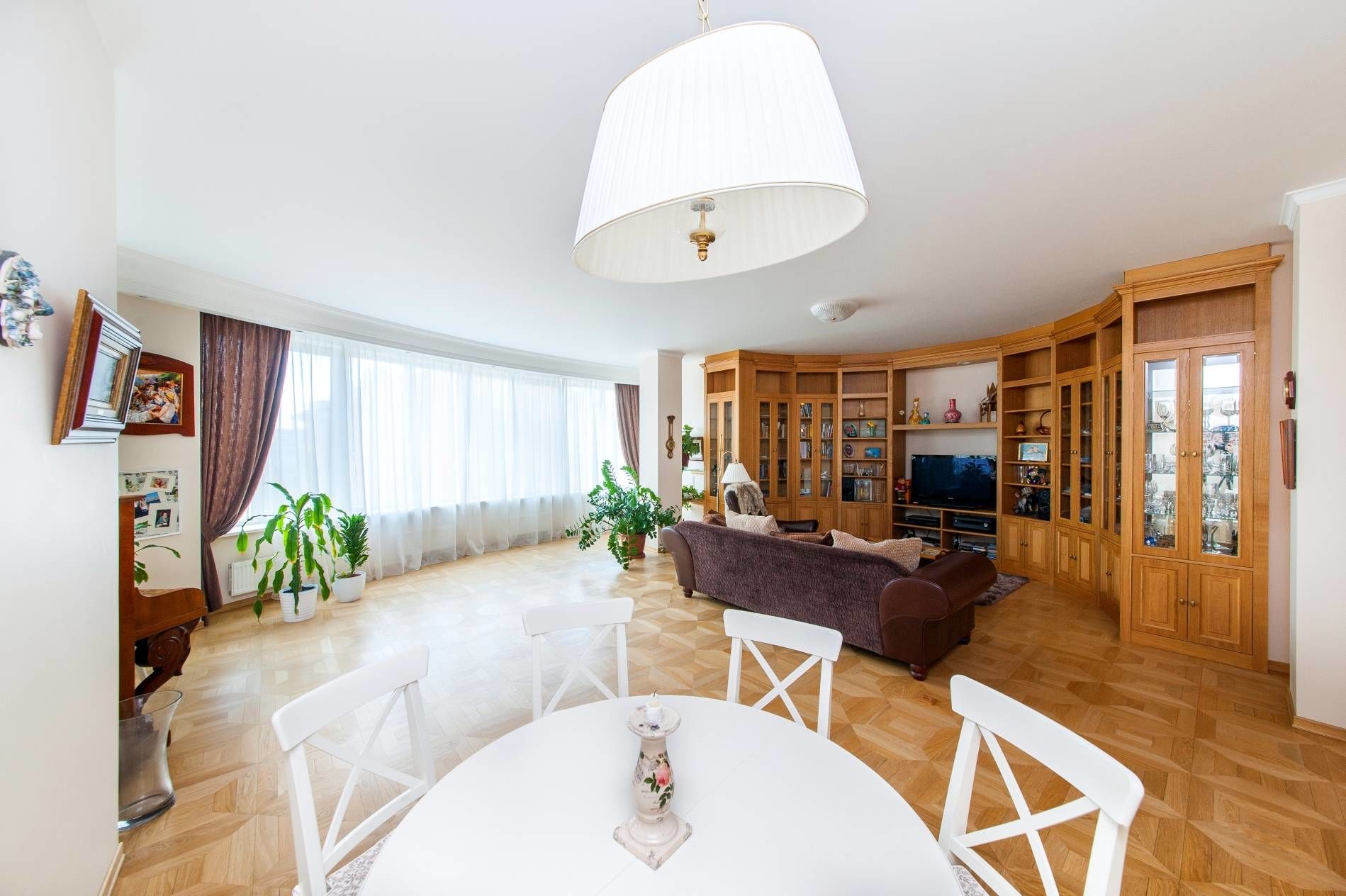 Гостиная 62 метра Продажа квартиры 176м² 'Дом на Тверской 1А' Тверская ул., 1 Гостиная 62 метра Продажа квартиры 176м² 'Дом на Тверской 1А' Тверская ул., 1