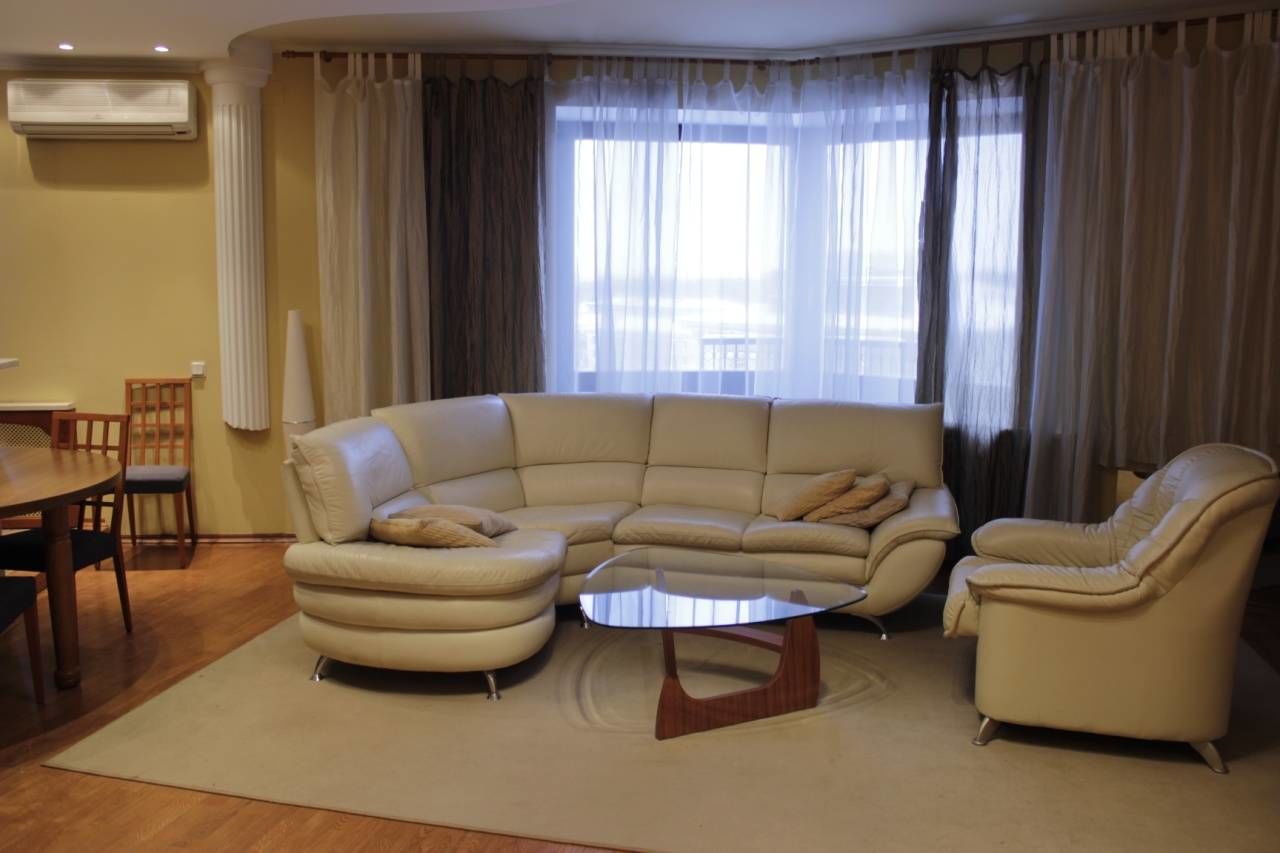 Гостиная с большими окнами Продажа квартиры 105м² 'Манчестерская, 4' Манчестерская ул., 4 Гостиная с большими окнами Продажа квартиры 105м² 'Манчестерская, 4' Манчестерская ул., 4