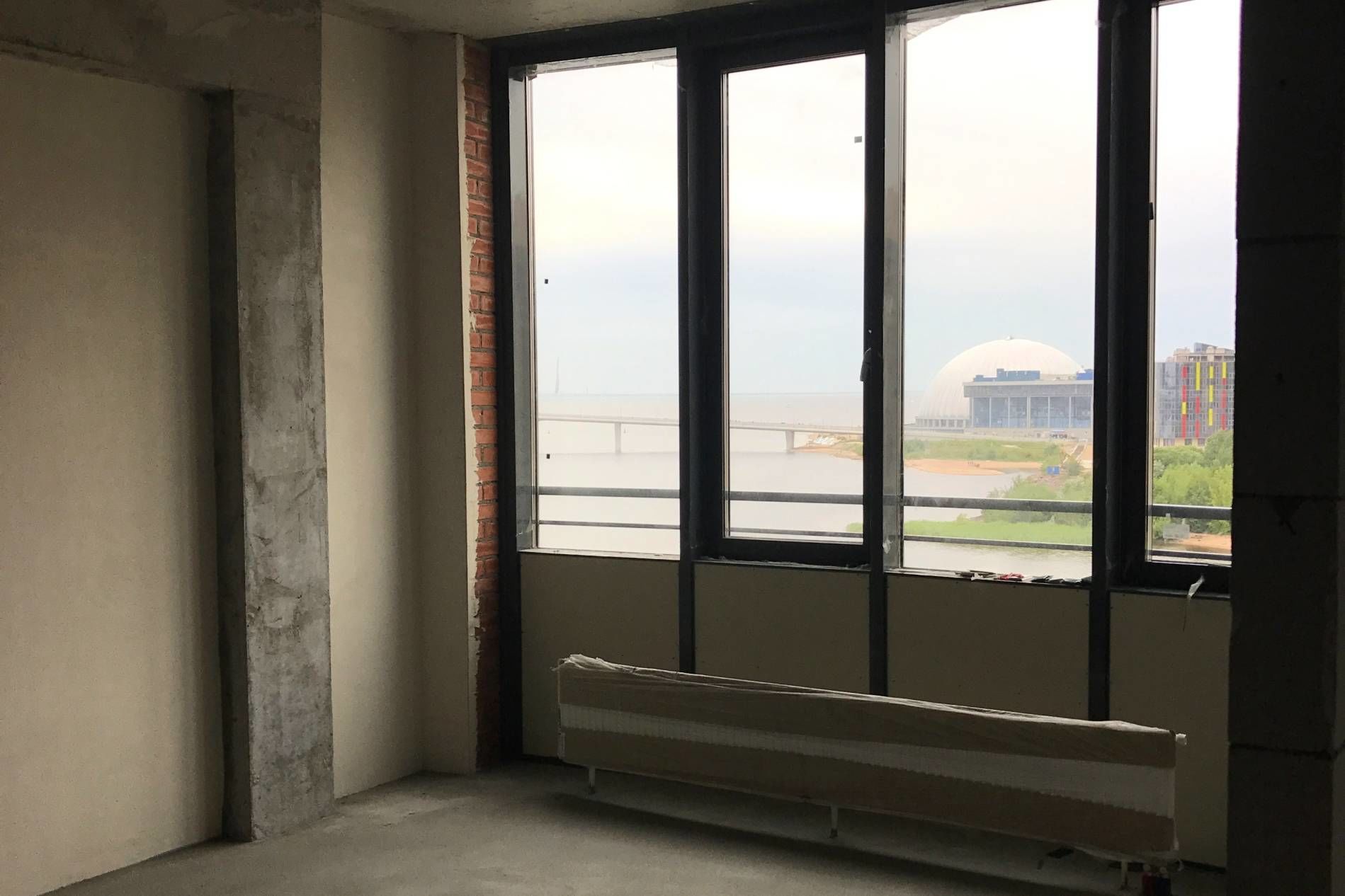 В спальне окно во всю стену Продажа квартиры 192м² 'Три ветра' Савушкина ул., 112 В спальне окно во всю стену Продажа квартиры 192м² 'Три ветра' Савушкина ул., 112
