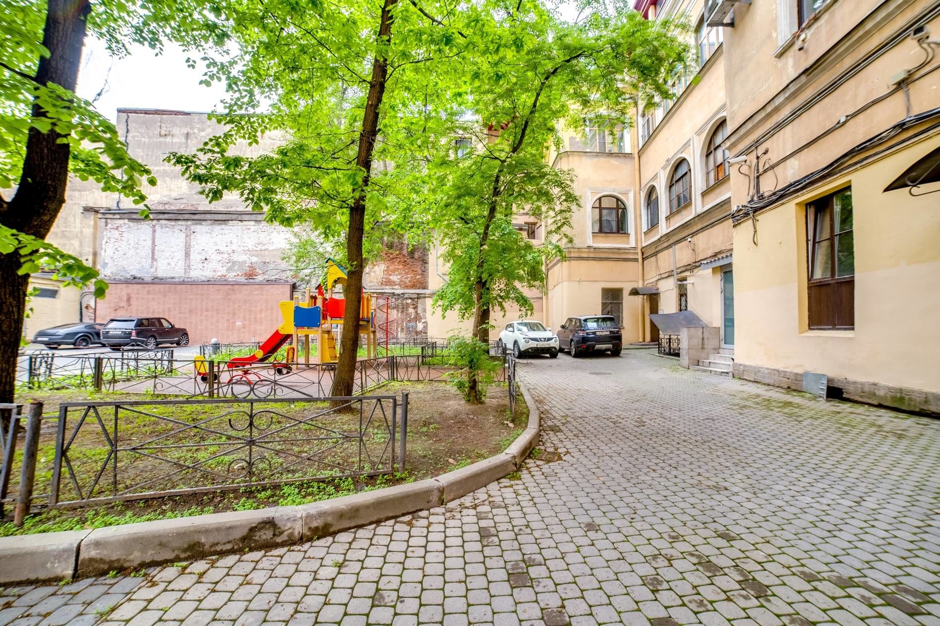Детская площадка во дворе Продажа квартиры 102м² 'Мойки, 5' Мойки реки наб., 5