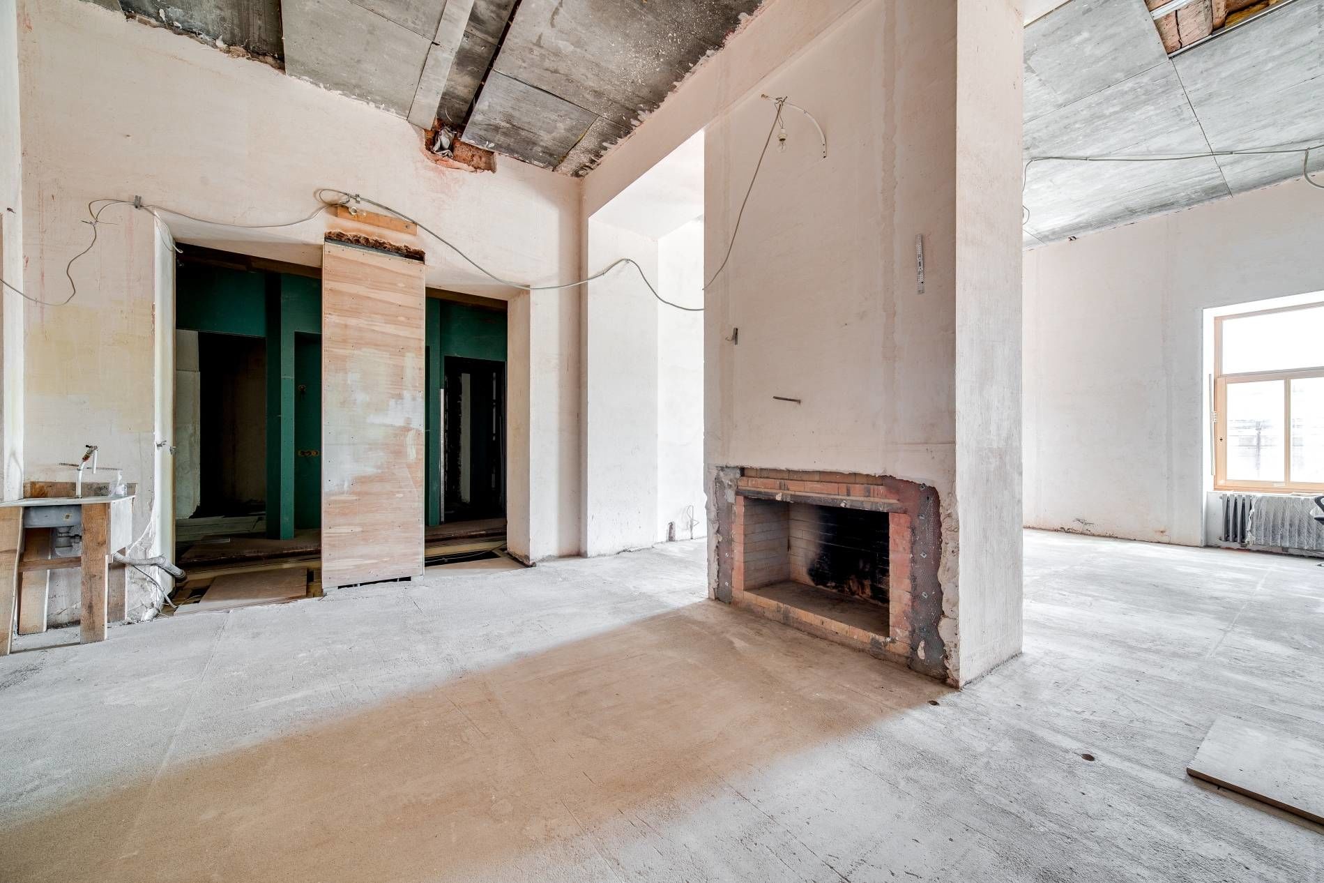 Холл с камином и гостиная Продажа квартиры 102м² 'Мойки, 5' Мойки реки наб., 5