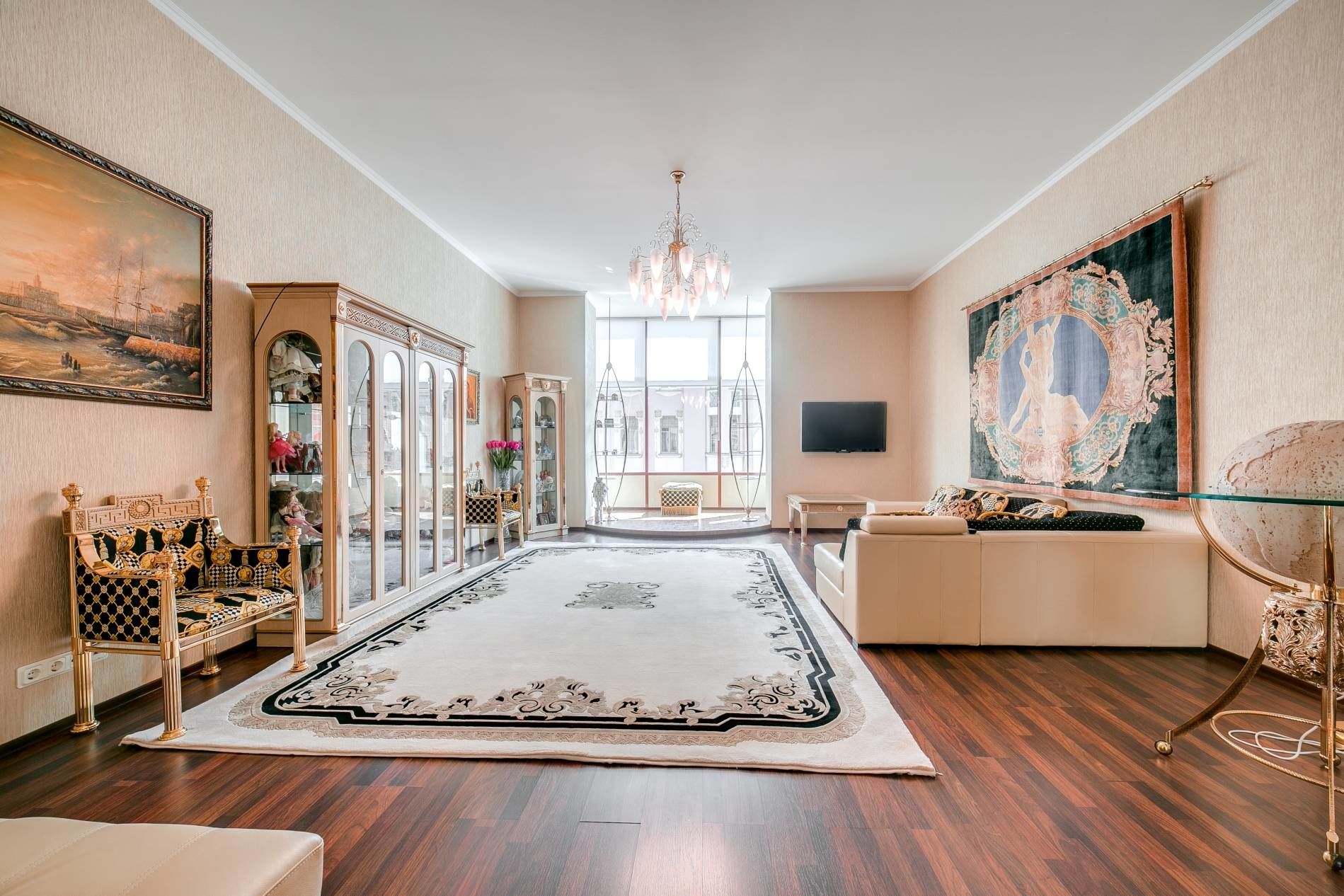 Светлая гостиная Продажа квартиры 175м² 'Петербургский стиль' Восстания ул., 8а Светлая гостиная Продажа квартиры 175м² 'Петербургский стиль' Восстания ул., 8а