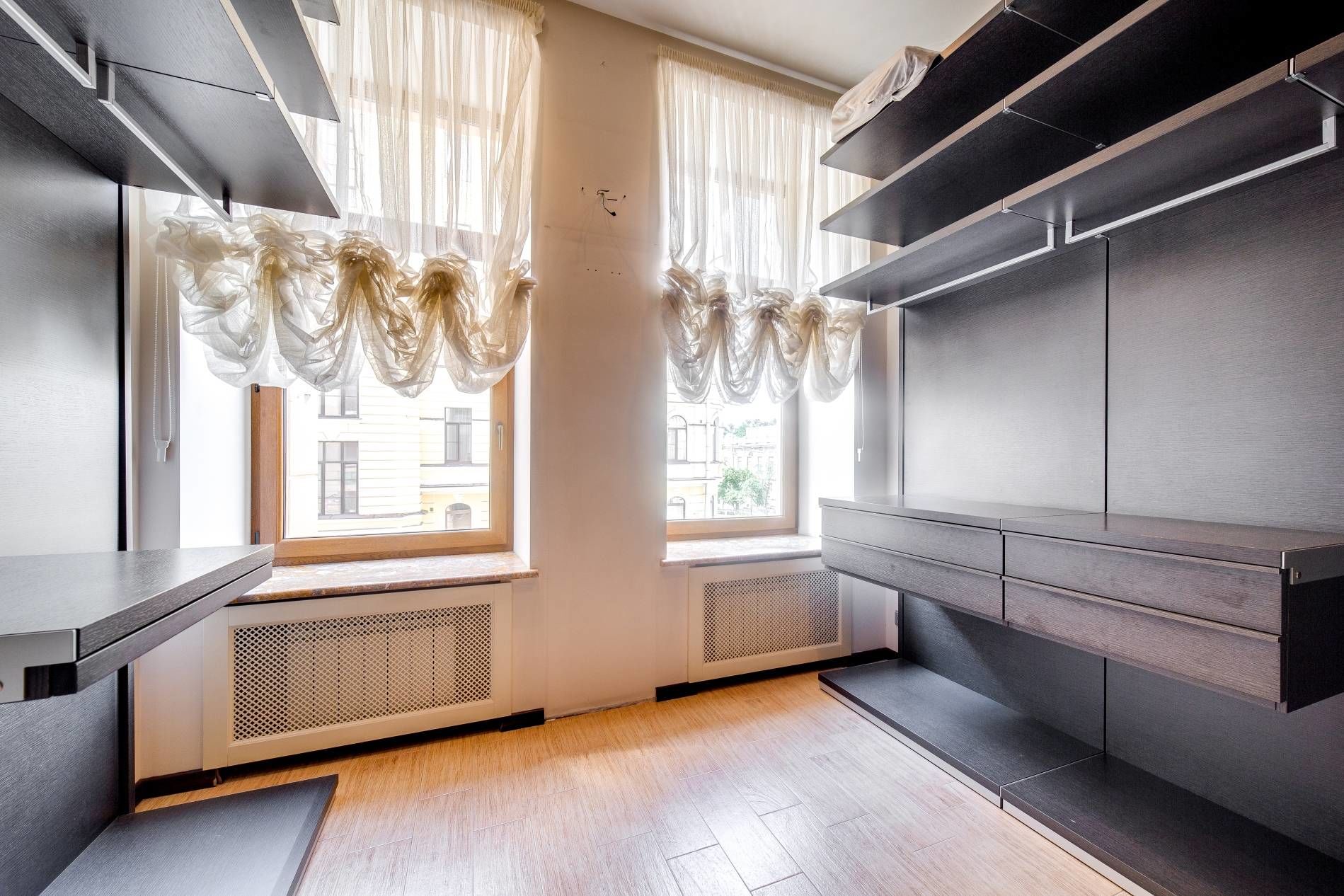 Гардеробная с окном Продажа квартиры 181м² 'Суворовский, 51' Суворовский пр., 51 Гардеробная с окном Продажа квартиры 181м² 'Суворовский, 51' Суворовский пр., 51