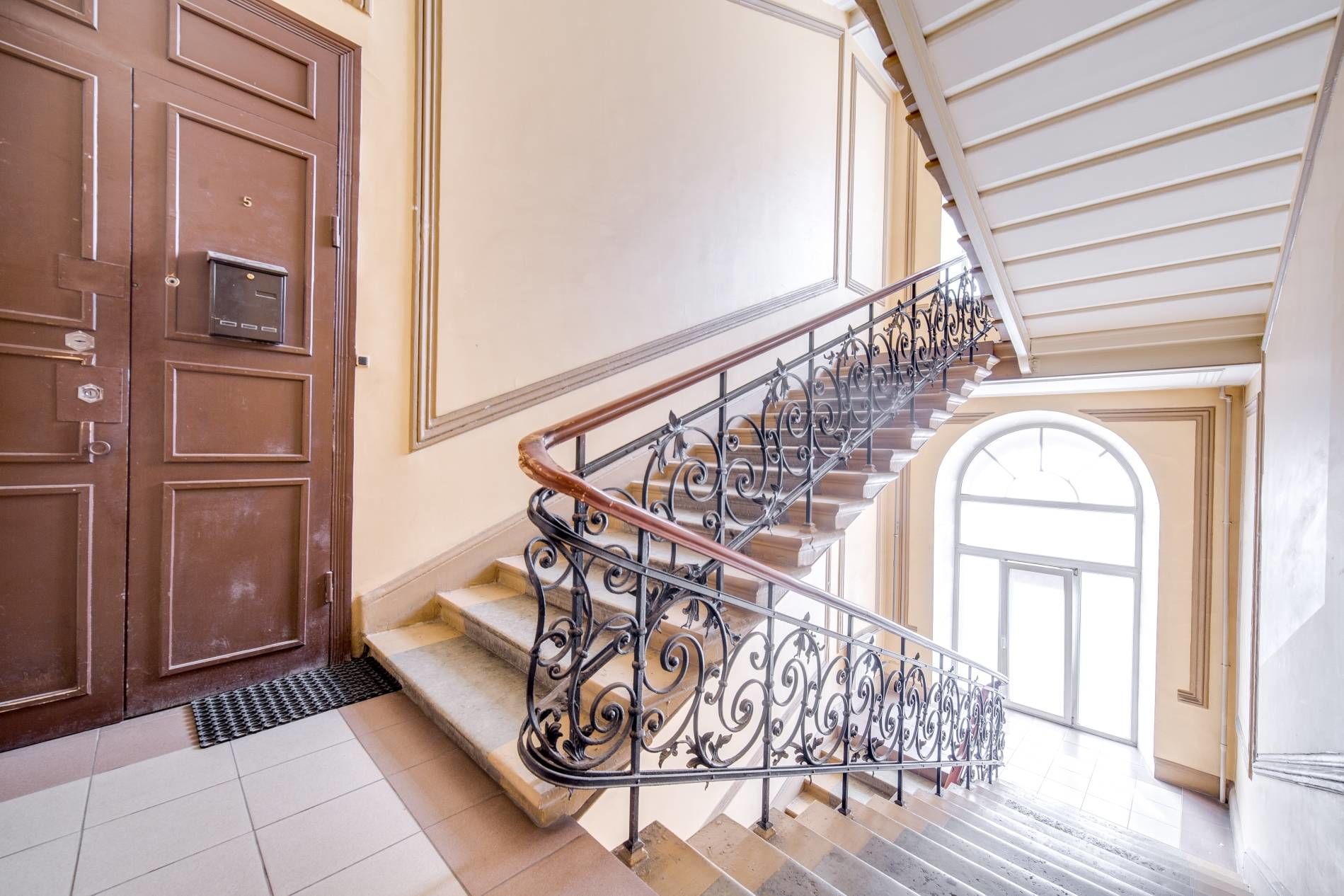 Парадная Продажа квартиры 181м² 'Суворовский, 51' Суворовский пр., 51 Парадная Продажа квартиры 181м² 'Суворовский, 51' Суворовский пр., 51