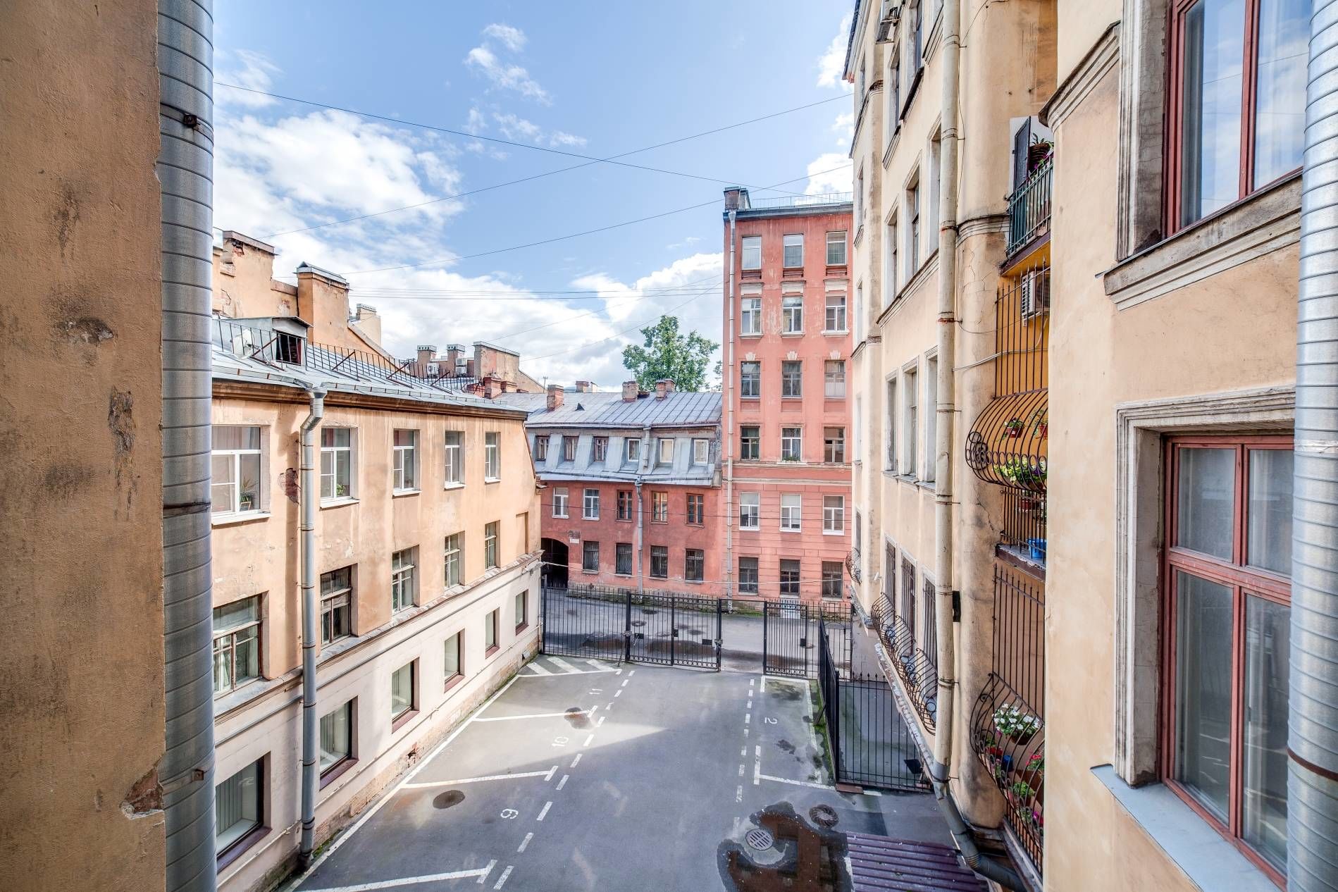 Парковка в закрытом дворе Продажа квартиры 181м² 'Суворовский, 51' Суворовский пр., 51 Парковка в закрытом дворе Продажа квартиры 181м² 'Суворовский, 51' Суворовский пр., 51