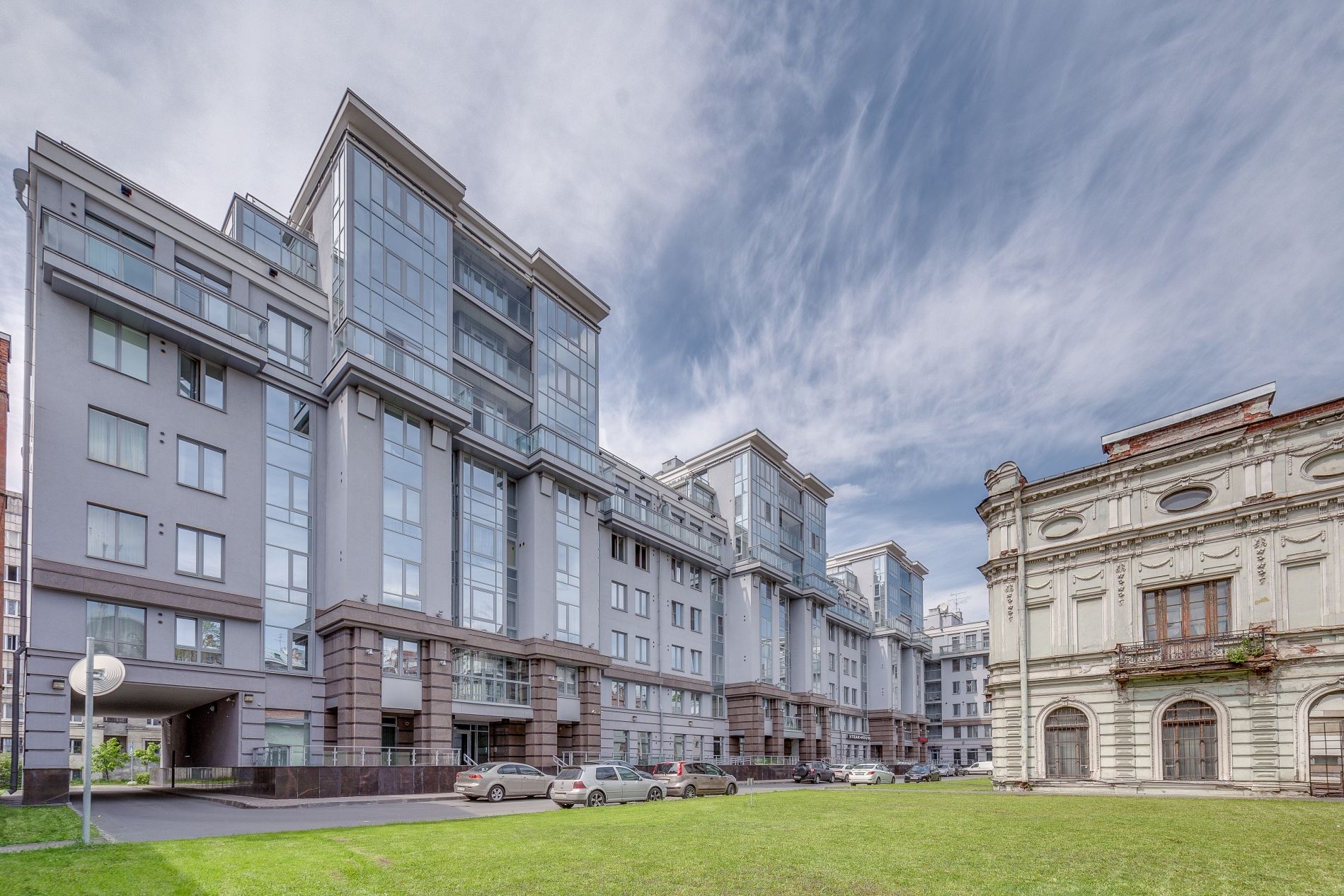 Строгий современный фасад Продажа особняка 57м² 'Каменноостровская коллекция, 62' Каменноостровский пр., 62