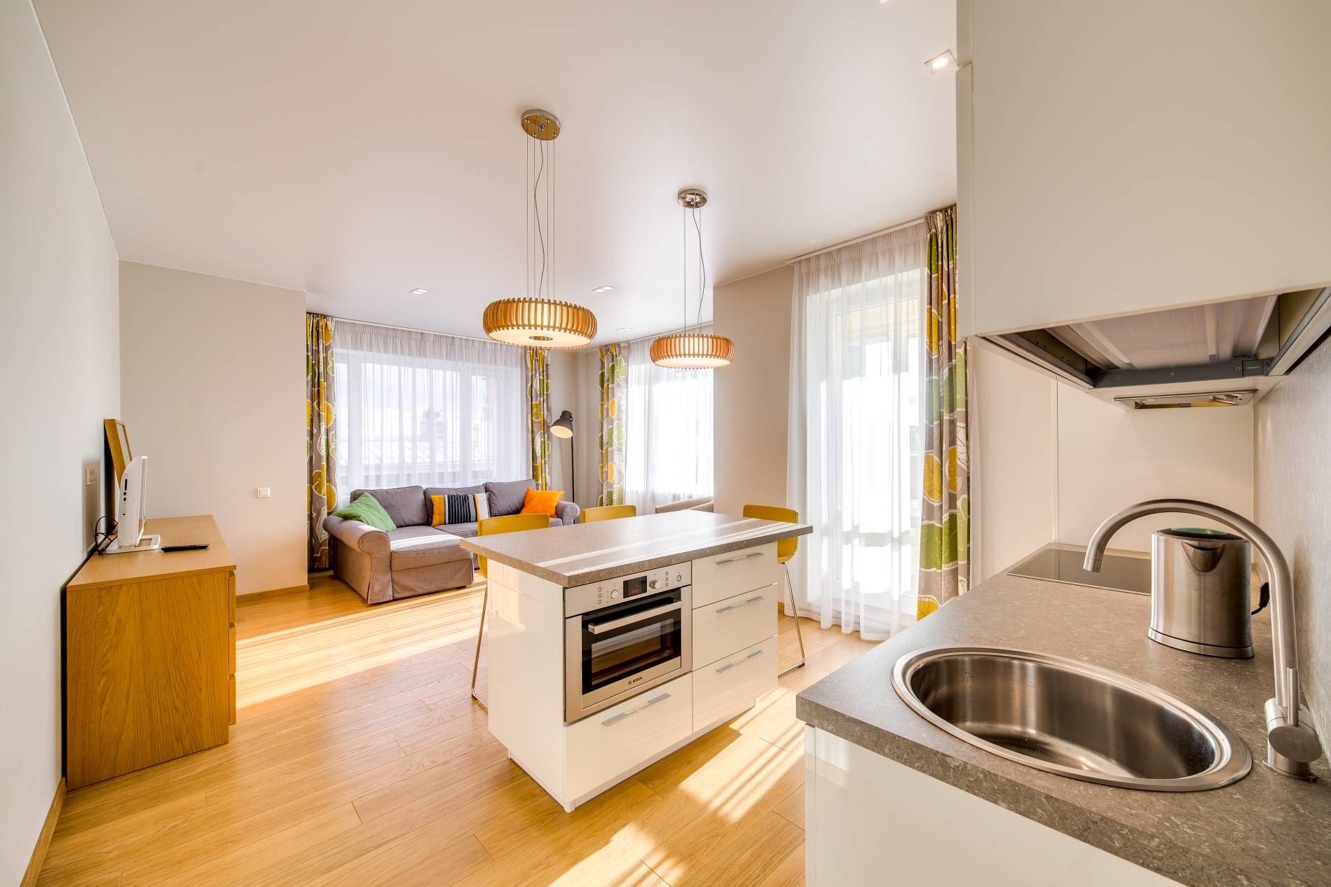 Просторная комната с тремя окнами Продажа квартиры 47м² 'Александрия' Новгородская ул., 23 Просторная комната с тремя окнами Продажа квартиры 47м² 'Александрия' Новгородская ул., 23