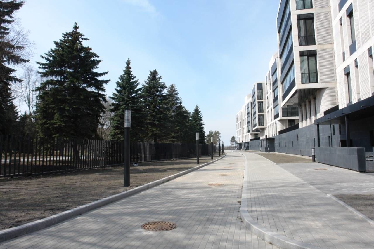 Территория комплекса Продажа квартиры 147м² 'Дом у моря' Мартынова наб., 74 Территория комплекса Продажа квартиры 147м² 'Дом у моря' Мартынова наб., 74