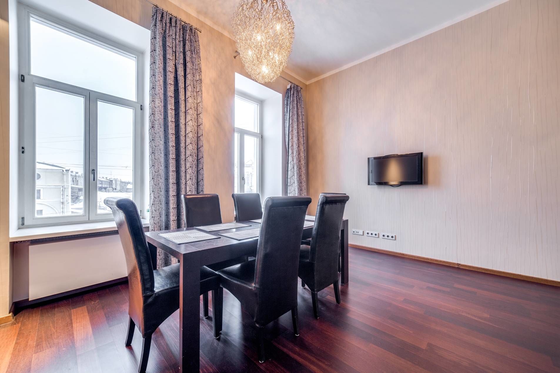 Два больших окна в кухне Продажа квартиры 96м² 'Грибоедова, 27' Грибоедова канала наб., 27 Два больших окна в кухне Продажа квартиры 96м² 'Грибоедова, 27' Грибоедова канала наб., 27