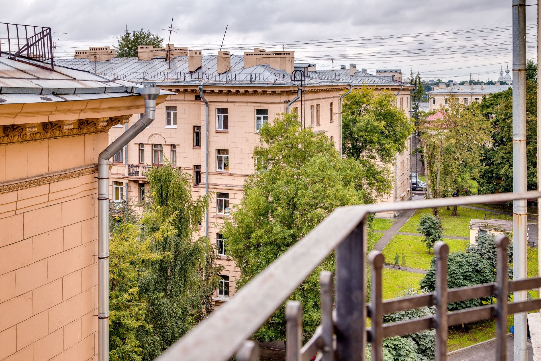 Вид с балкона в зеленый двор Продажа паркинга 198м² 'Молдагуловой, 7/6' Молдагуловой ул., 7/6 ПАРКИНГ
