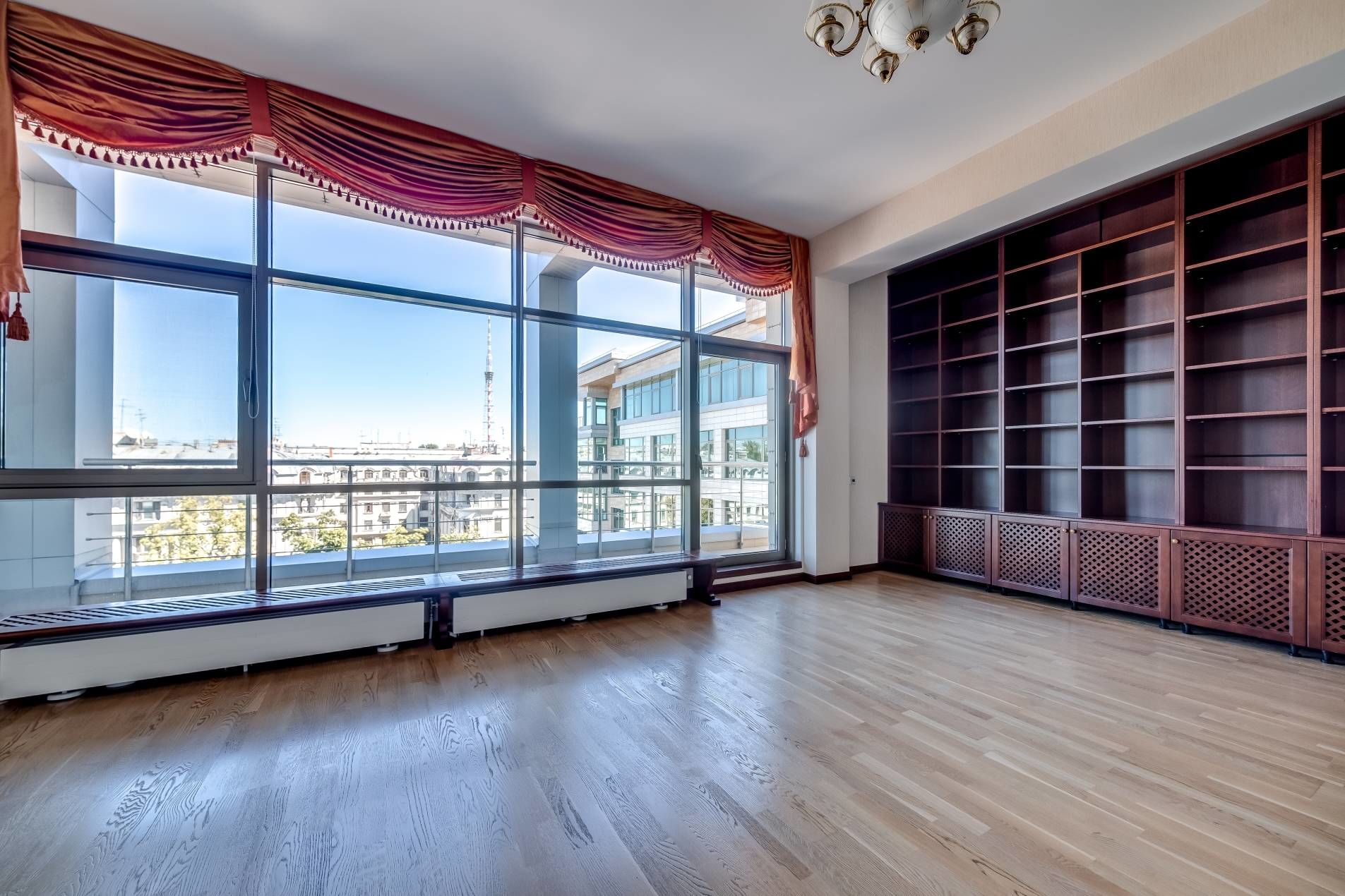 Просторная гостиная с остеклением во всю стену Продажа квартиры 217м² 'Каменноостровский' Каменноостровский пр., 64 к. 2 Просторная гостиная с остеклением во всю стену Продажа квартиры 217м² 'Каменноостровский' Каменноостровский пр., 64 к. 2