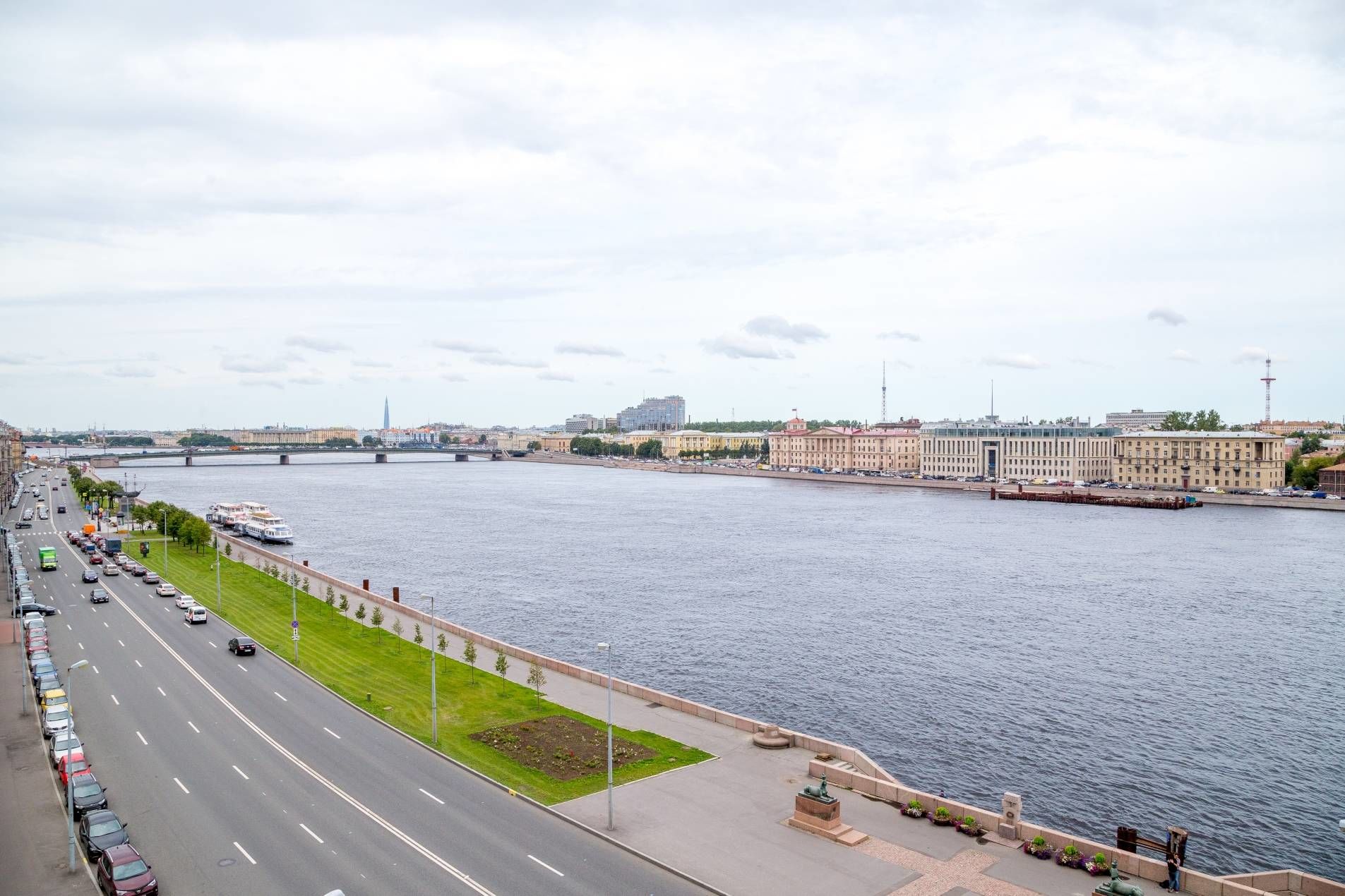 Вид из окон на разводные мосты, башню Лахта Центра Продажа квартиры 266м² 'Дом на Неве' Воскресенская наб., 12 Вид из окон на разводные мосты, башню Лахта Центра Продажа квартиры 266м² 'Дом на Неве' Воскресенская наб., 12