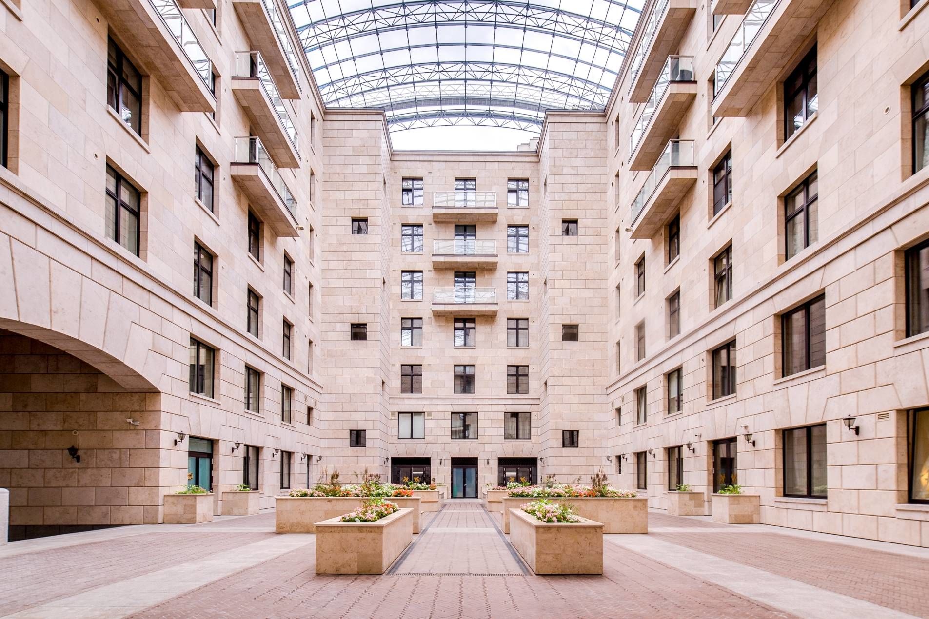 Двор в стиле венецианского палаццо Продажа квартиры 80м² 'Венеция' Депутатская ул., 26 Двор в стиле венецианского палаццо Продажа квартиры 80м² 'Венеция' Депутатская ул., 26