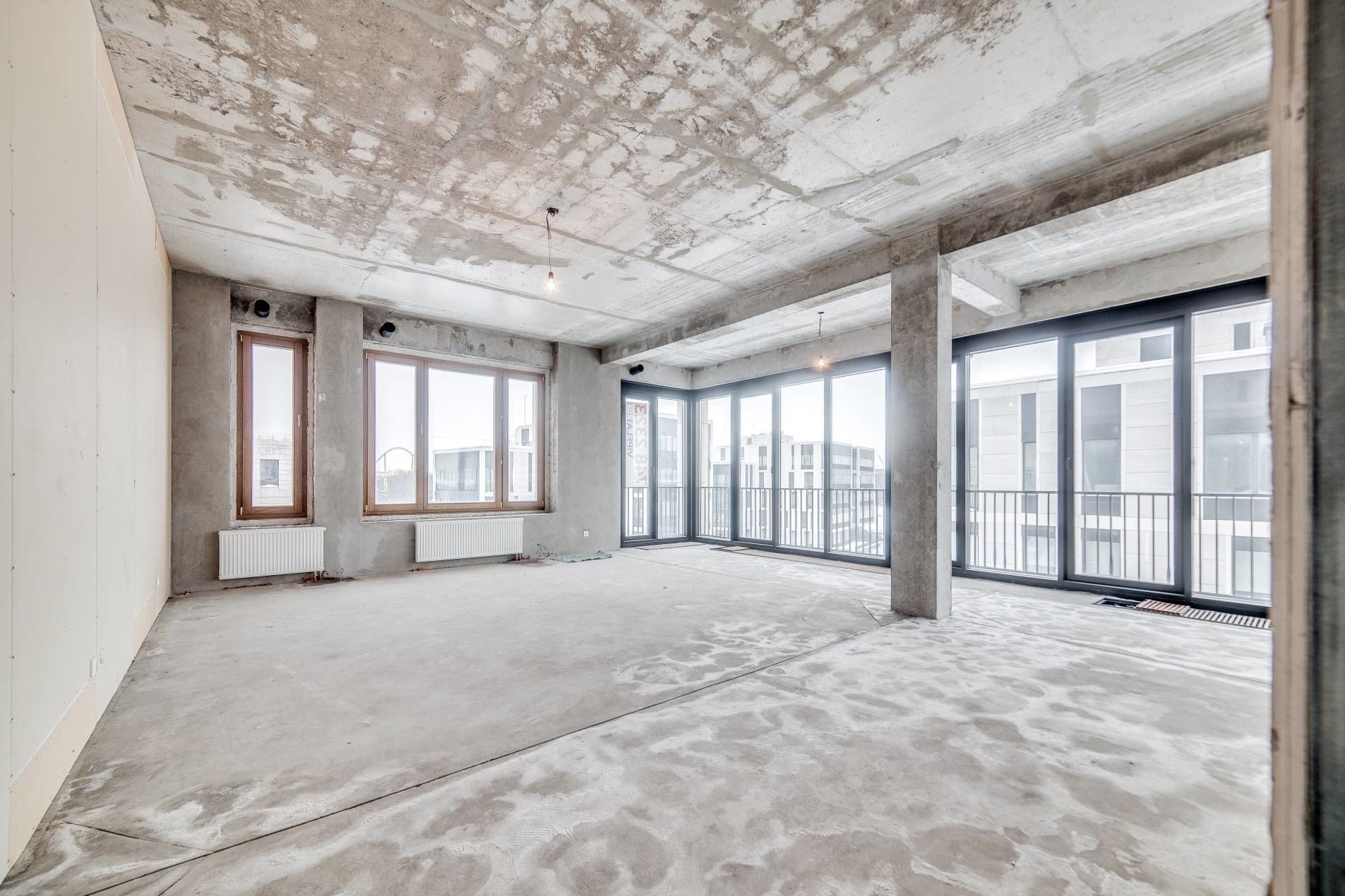 Панорамные окна в гостиной Продажа квартиры 149м² 'Дом у моря' Мартынова наб., 62 Панорамные окна в гостиной Продажа квартиры 149м² 'Дом у моря' Мартынова наб., 62