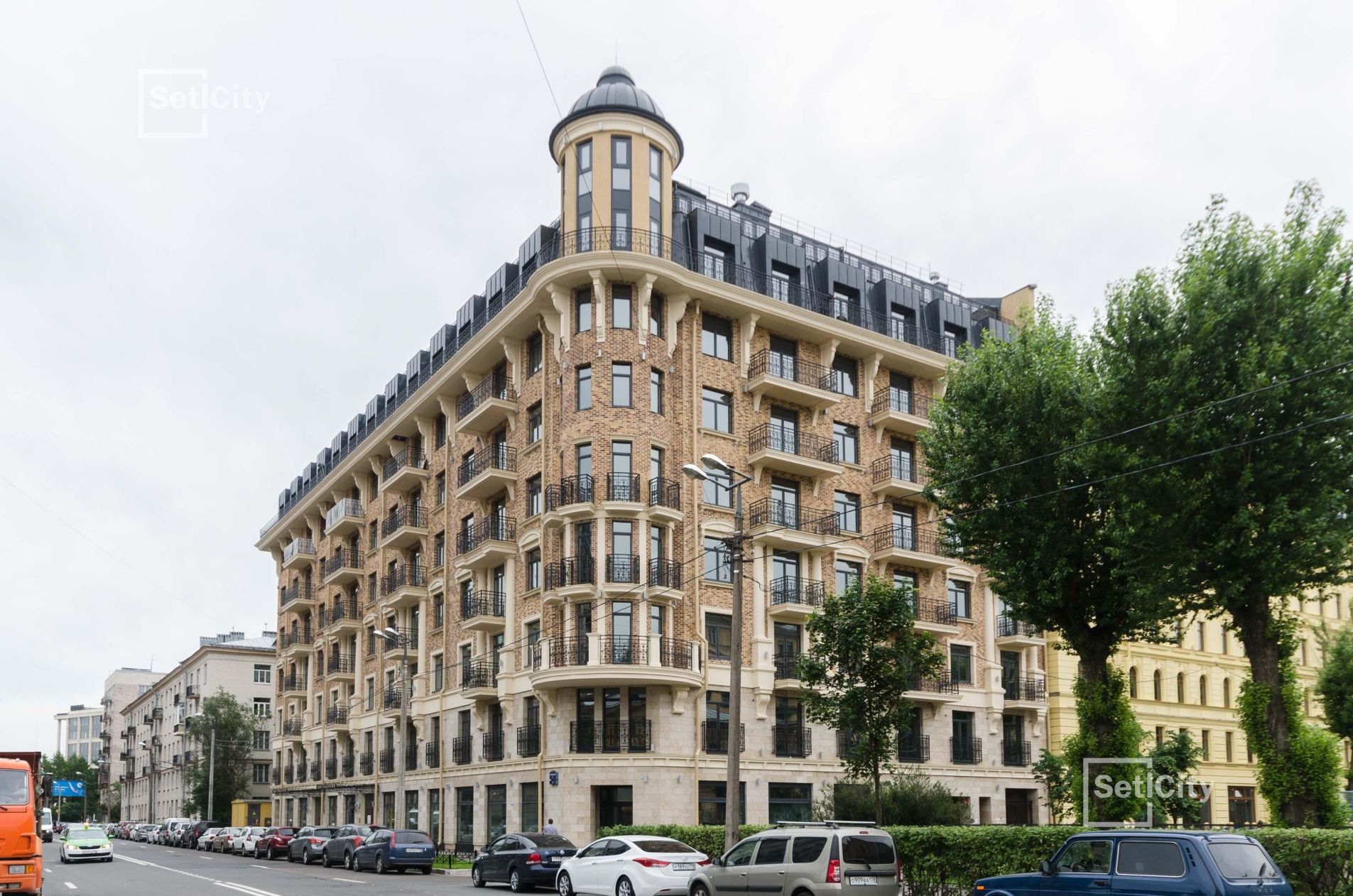Нарядный фасад дома Продажа квартиры 113м² 'Дом на Кирочной' Кирочная ул., 57 Нарядный фасад дома Продажа квартиры 113м² 'Дом на Кирочной' Кирочная ул., 57