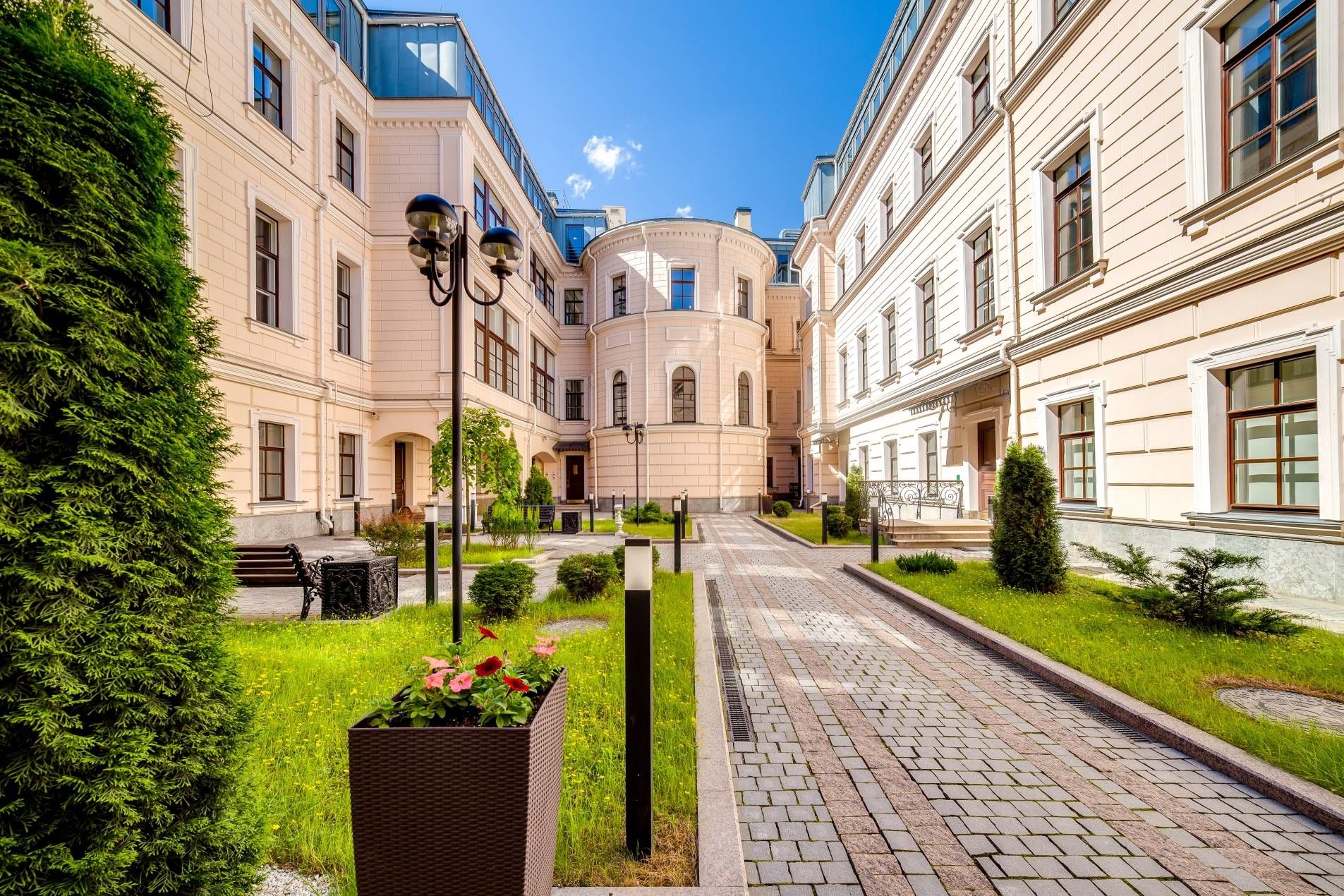 Уютный европейский дворик Продажа квартиры 353м² 'Особняк Кушелева-Безбородко' Гагаринская ул., 1/24