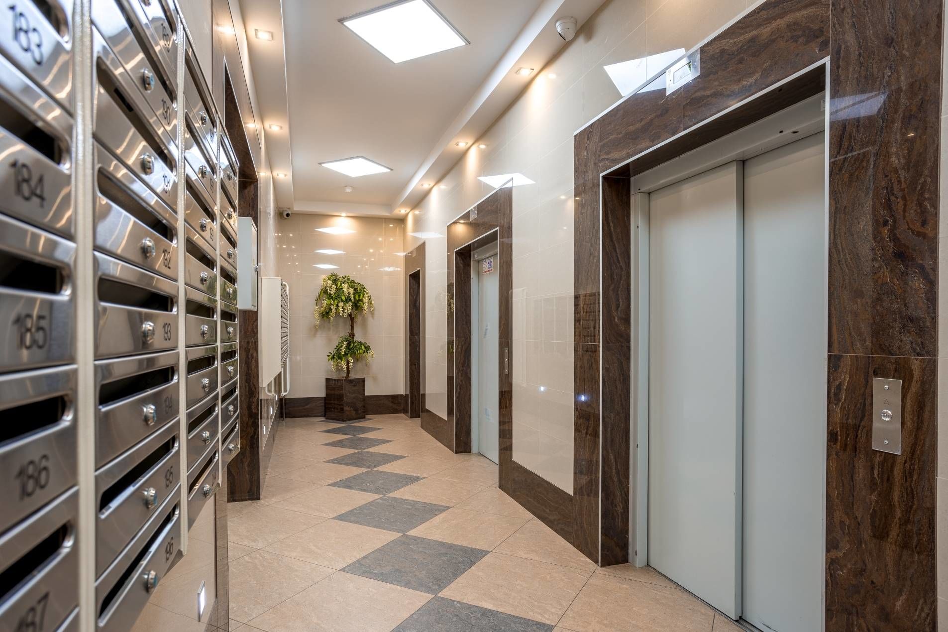 Аккуратная парадная Продажа квартиры 125м² 'Поэма у трех озер' Луначарского пр., 15 к. 1 Аккуратная парадная Продажа квартиры 125м² 'Поэма у трех озер' Луначарского пр., 15 к. 1