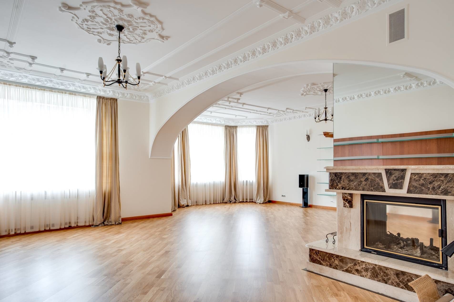 Камин в гостиной Продажа квартиры 211м² 'Дом Бенуа' Кронверкская ул., 29/37 Камин в гостиной Продажа квартиры 211м² 'Дом Бенуа' Кронверкская ул., 29/37