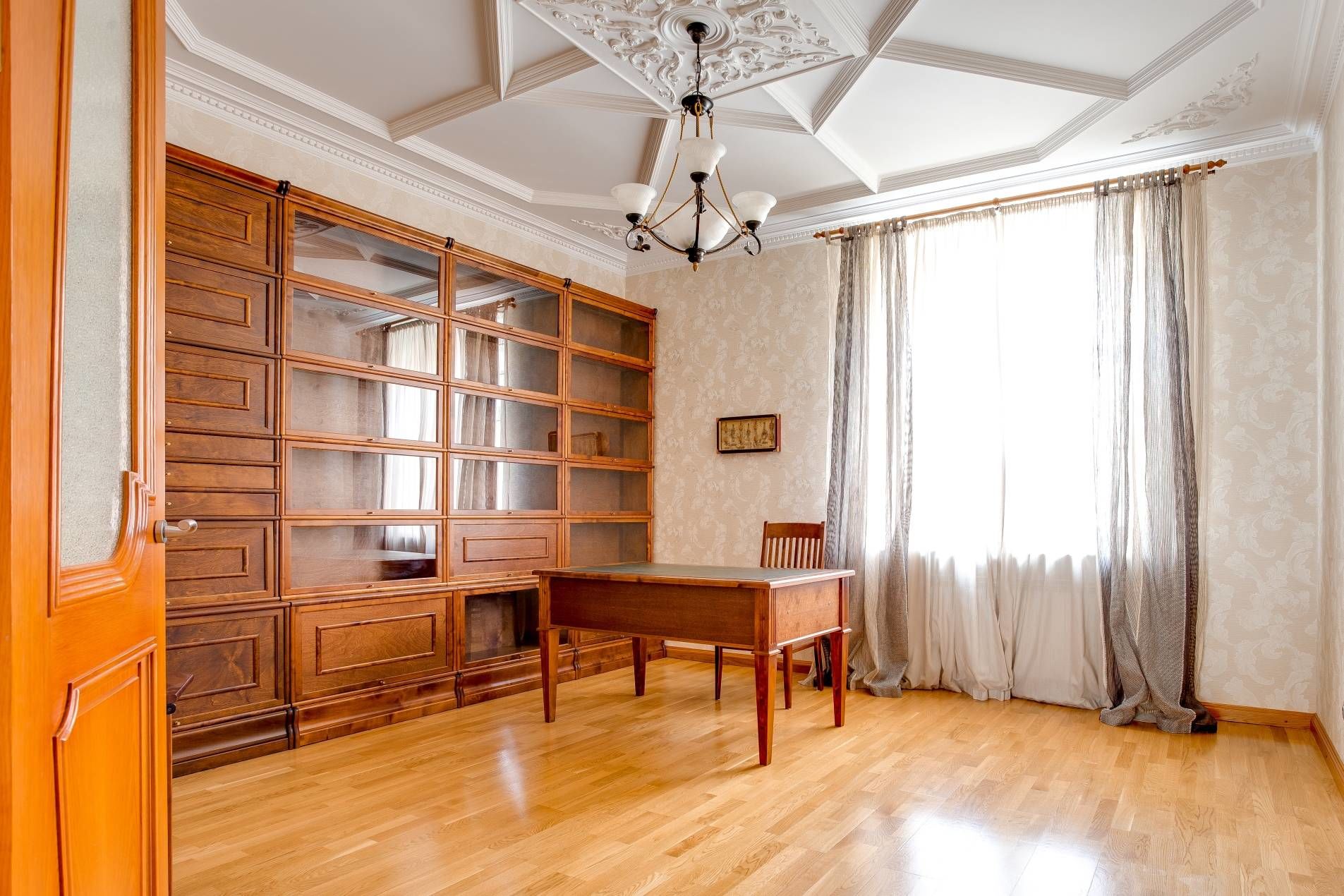Просторный кабинет Продажа квартиры 211м² 'Дом Бенуа' Кронверкская ул., 29/37 Просторный кабинет Продажа квартиры 211м² 'Дом Бенуа' Кронверкская ул., 29/37