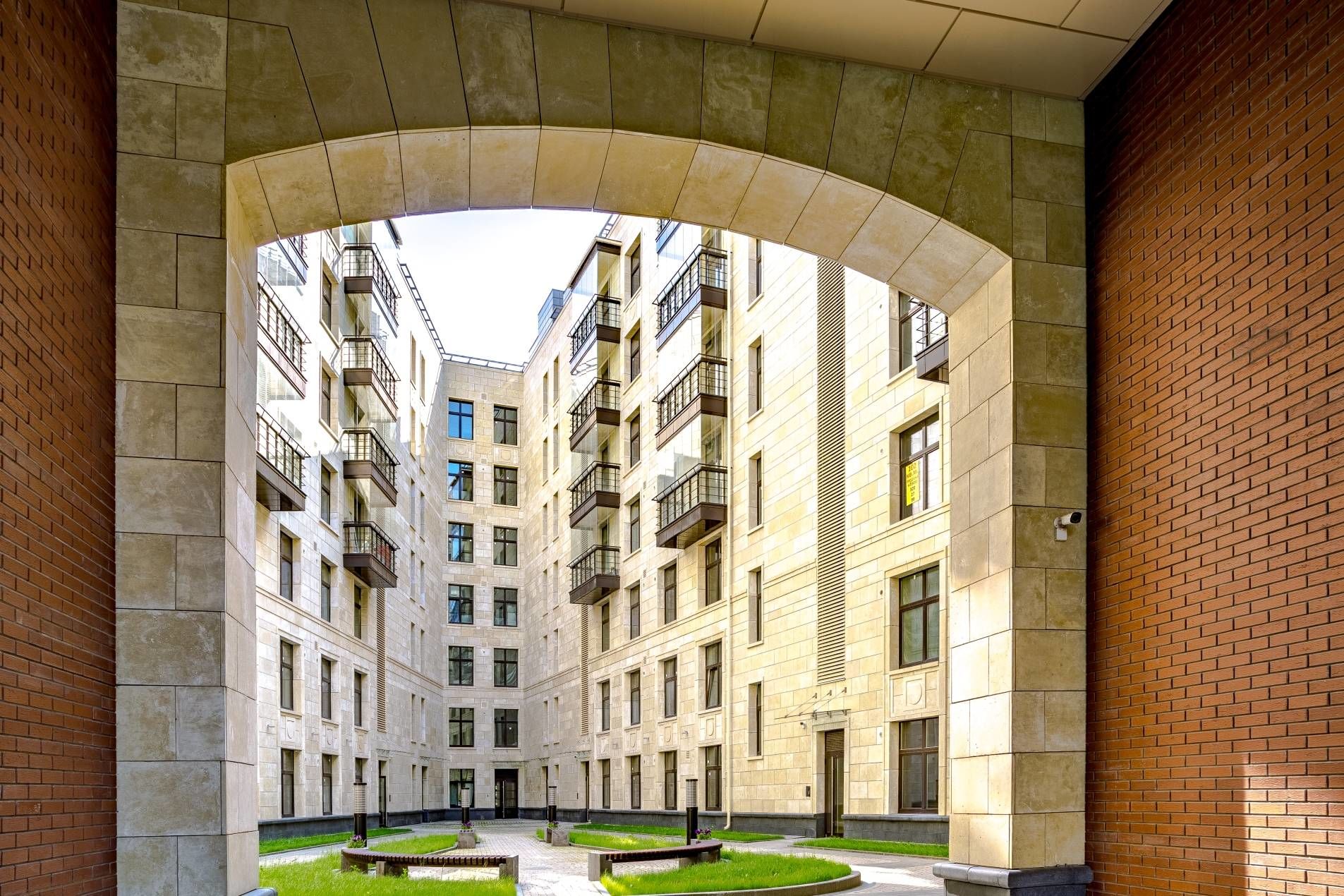 Закрытый двор-патио Продажа квартиры 267м² 'VERONA' Морской пр., 29 Закрытый двор-патио Продажа квартиры 267м² 'VERONA' Морской пр., 29