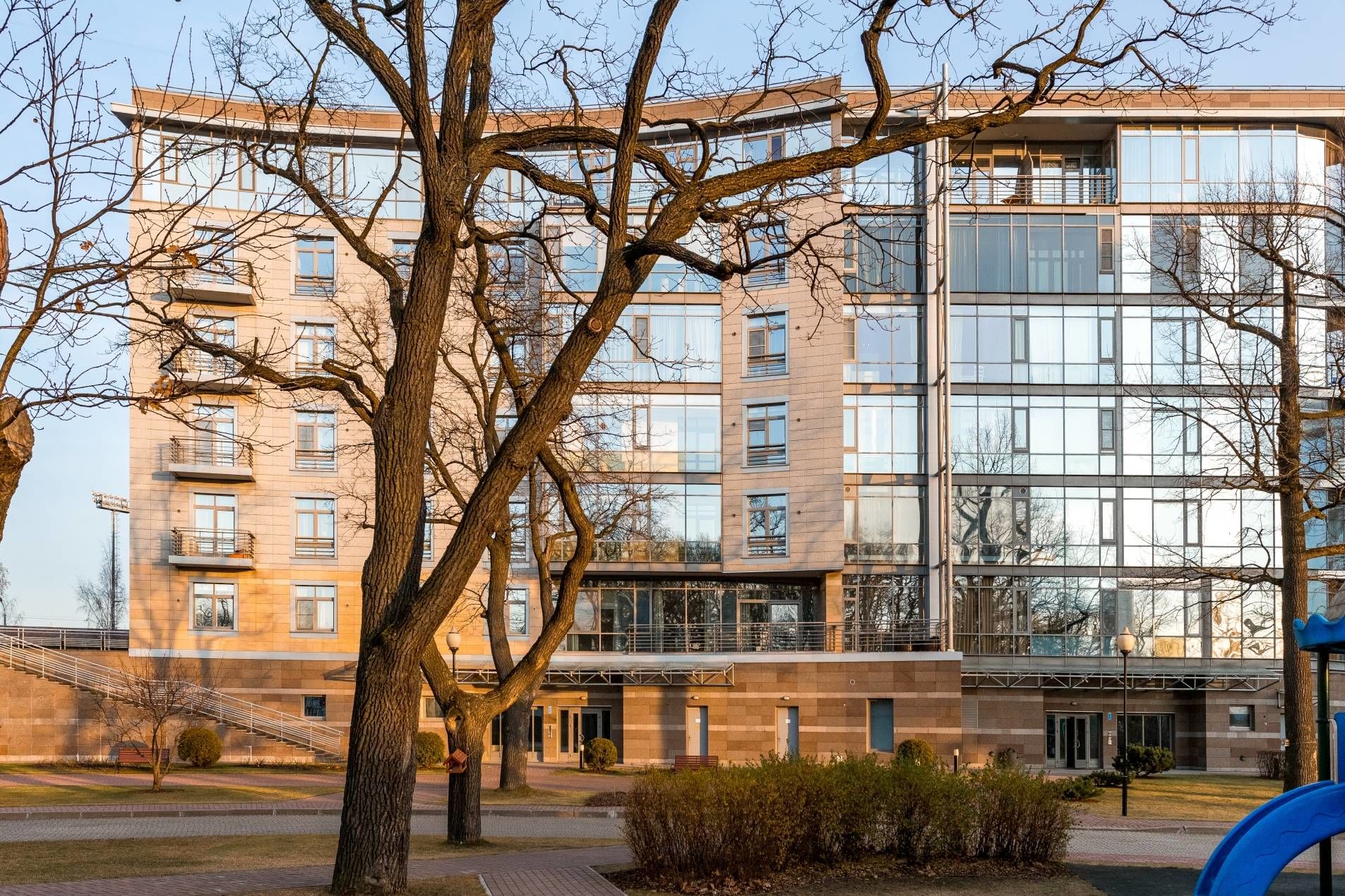 Вид на дом Продажа квартиры 91м² 'Фаворит' Крестовский пр., 26 Вид на дом Продажа квартиры 91м² 'Фаворит' Крестовский пр., 26