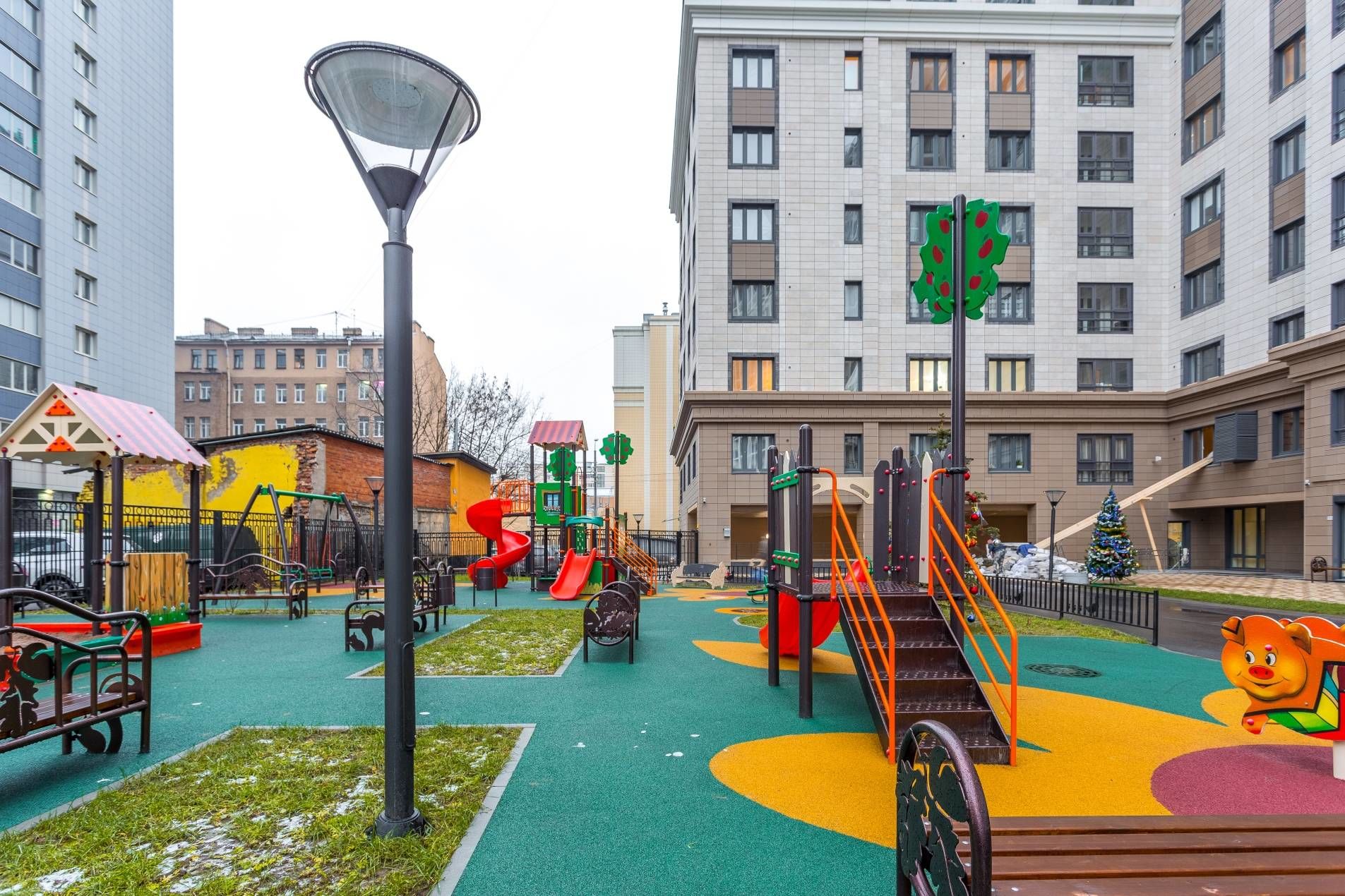 Детские площадки в закрытом дворе Продажа квартиры 94м² 'Богемия' Смоленская ул., 14 Детские площадки в закрытом дворе Продажа квартиры 94м² 'Богемия' Смоленская ул., 14