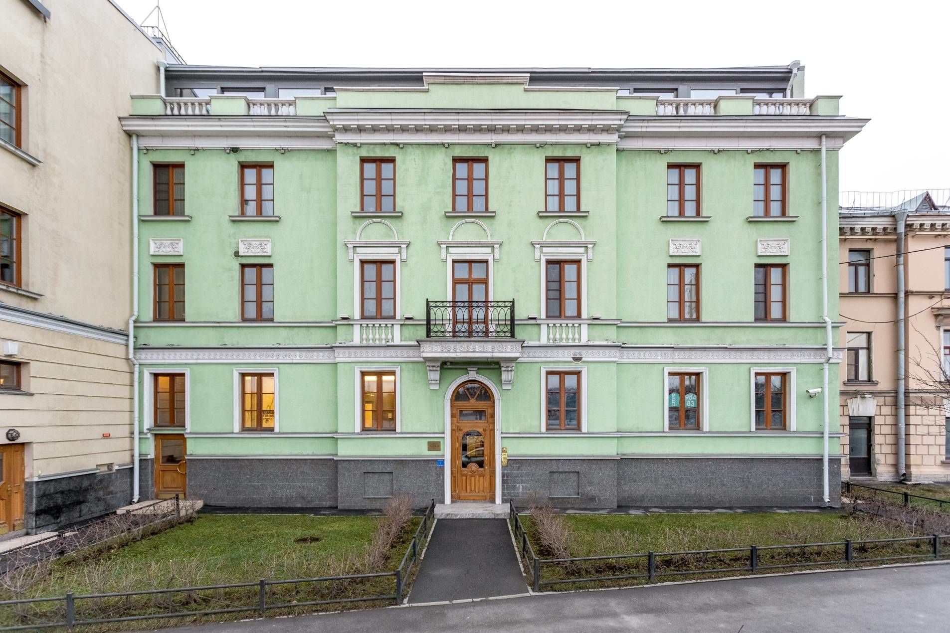 Главный вход со стороны Невы Продажа квартиры 113м² 'Гранвиль' Лейтенанта Шмидта наб., 21 Главный вход со стороны Невы Продажа квартиры 113м² 'Гранвиль' Лейтенанта Шмидта наб., 21