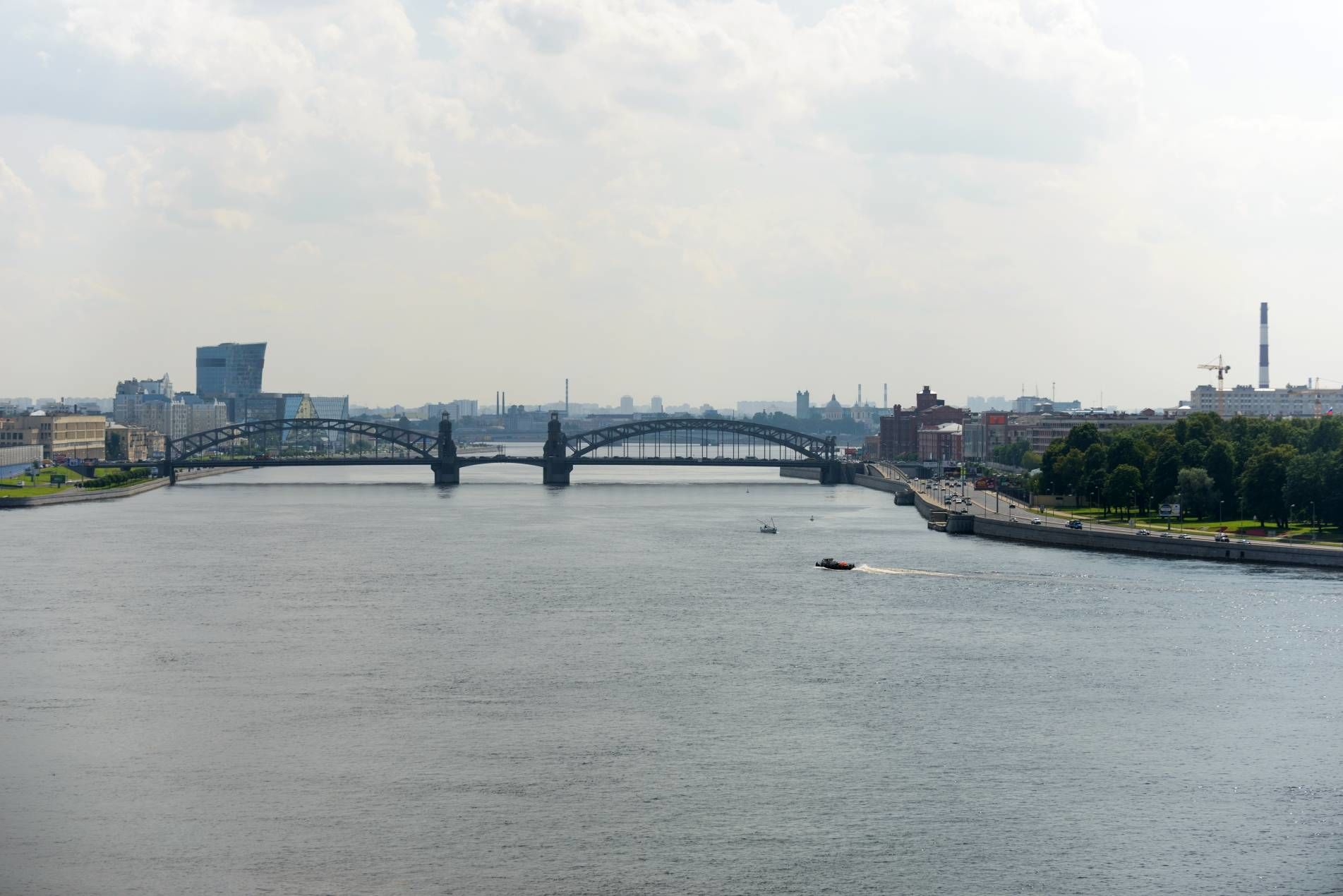 Вид из окон в сторону моста Петра Великого Продажа квартиры 116м² 'Четыре горизонта' Пискаревский пр., 1