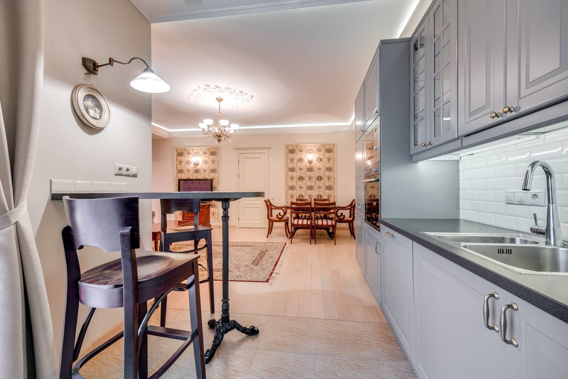 Вид из кухни в гостиную Продажа квартиры 92м² 'Кристаллы Крестовского' Морской пр., 15 Вид из кухни в гостиную Продажа квартиры 92м² 'Кристаллы Крестовского' Морской пр., 15