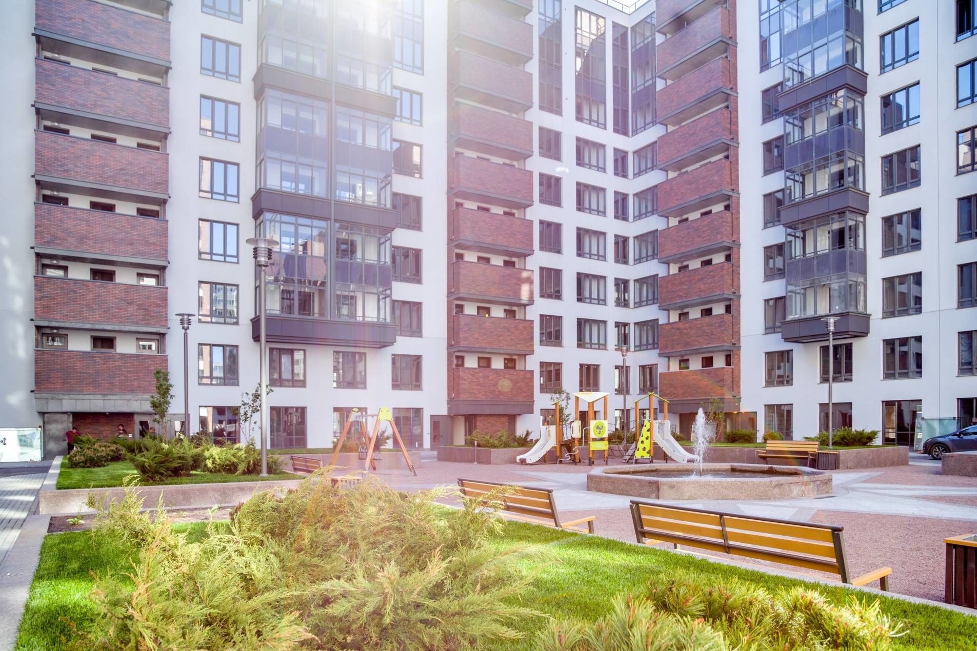 Просторный солнечный двор Продажа квартиры 115м² 'Четыре горизонта' Пискаревский пр., 1 к. 1 Просторный солнечный двор Продажа квартиры 115м² 'Четыре горизонта' Пискаревский пр., 1 к. 1