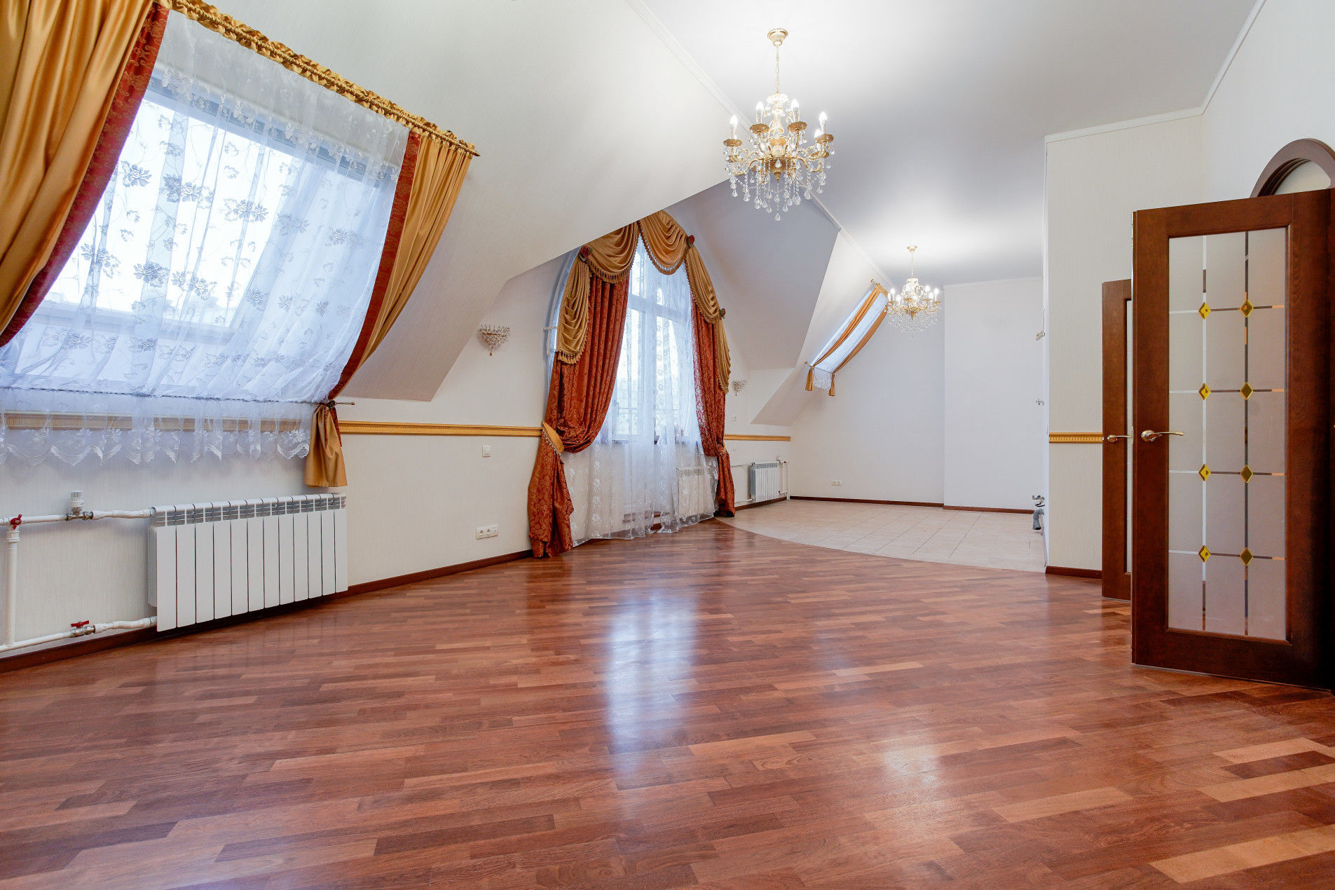 Светлая гостиная Продажа квартиры 135м² 'Дом на Исполкомской' Исполкомская ул., 12 Светлая гостиная Продажа квартиры 135м² 'Дом на Исполкомской' Исполкомская ул., 12