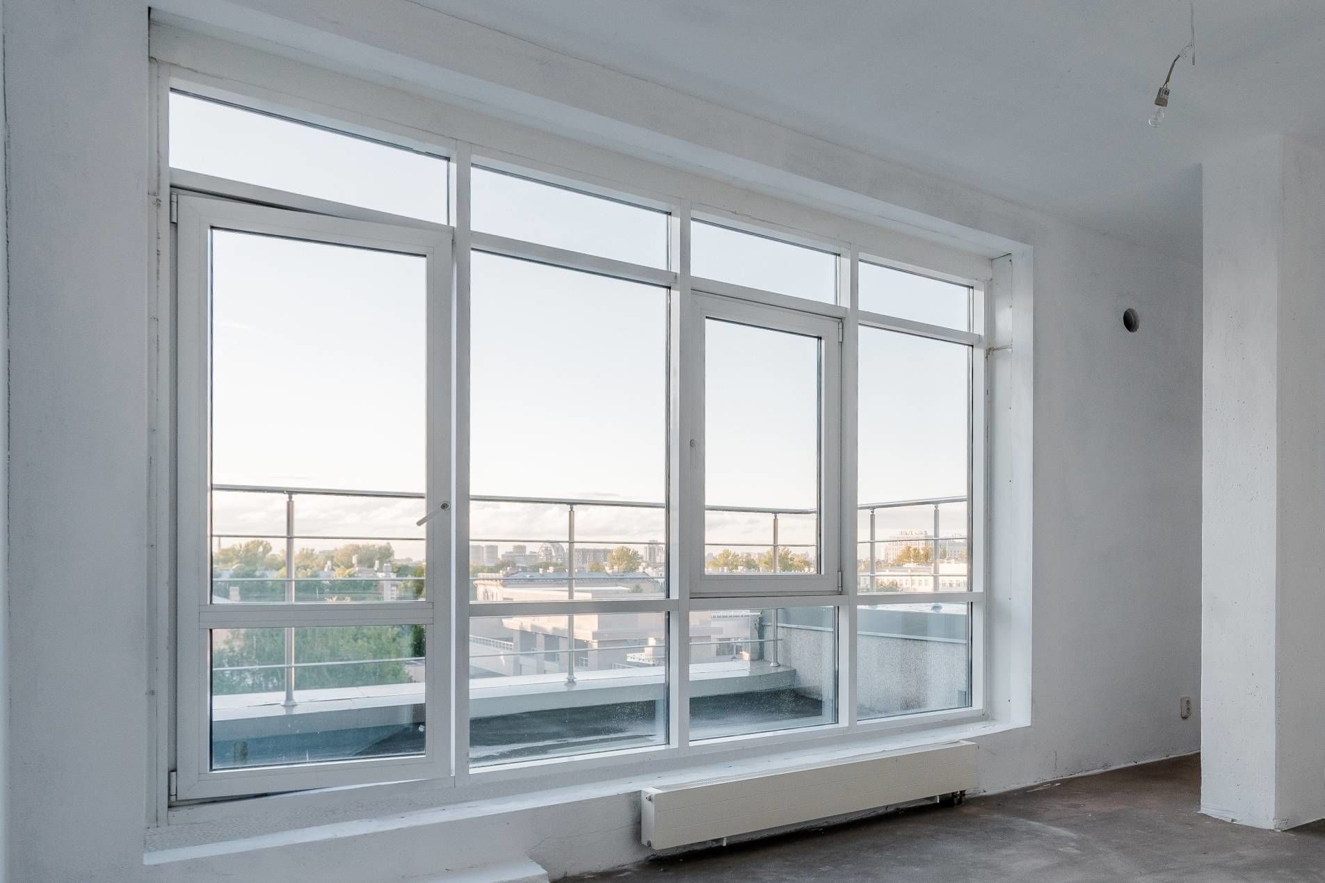 Огромное окно и выход на террасу Продажа квартиры 148м² 'Aston Graftio' Графтио ул., 5 Огромное окно и выход на террасу Продажа квартиры 148м² 'Aston Graftio' Графтио ул., 5