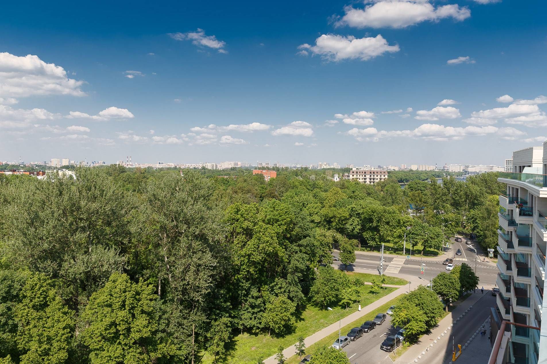 Вид из окон на зелень Крестовского Продажа квартиры 398м² 'Привилегия' Вязовая ул., 8