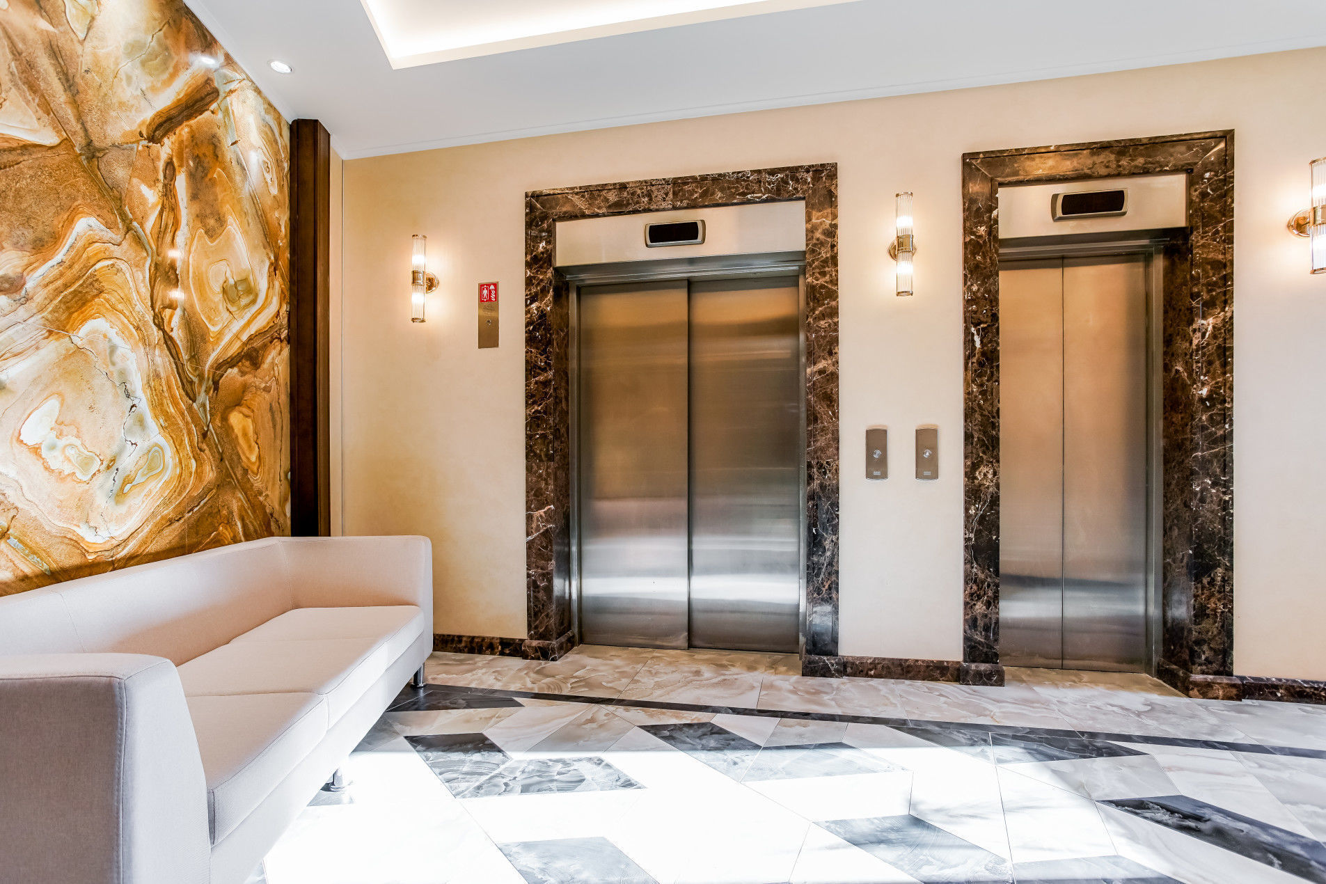 Элегантный лифтовой холл Продажа апартамента 116м² 'Royal Park' Петровский пр., 2 Элегантный лифтовой холл Продажа апартамента 116м² 'Royal Park' Петровский пр., 2