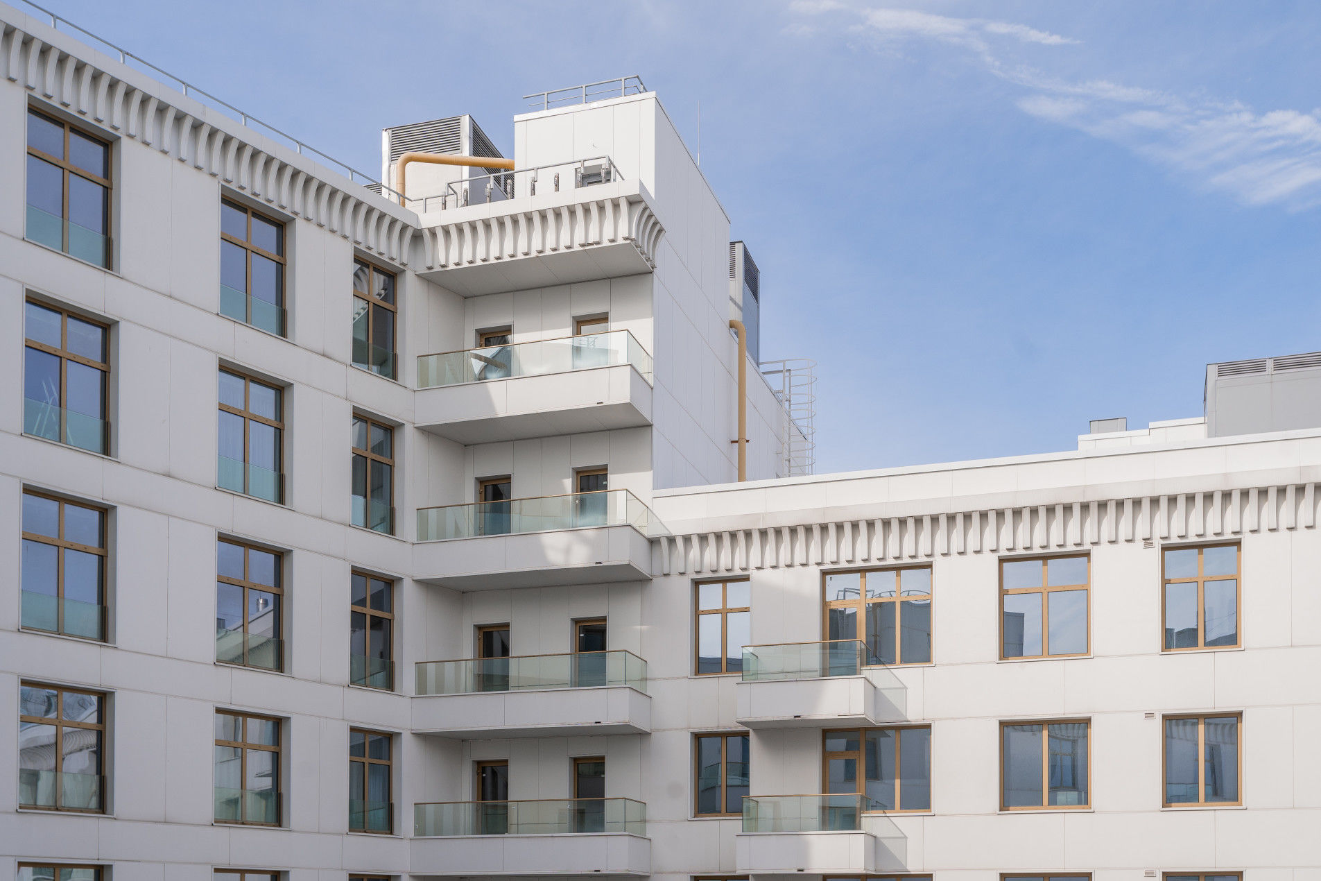 Белоснежные фасады Продажа квартиры 110м² 'Леонтьевский мыс' Ждановская ул., 45 Белоснежные фасады Продажа квартиры 110м² 'Леонтьевский мыс' Ждановская ул., 45