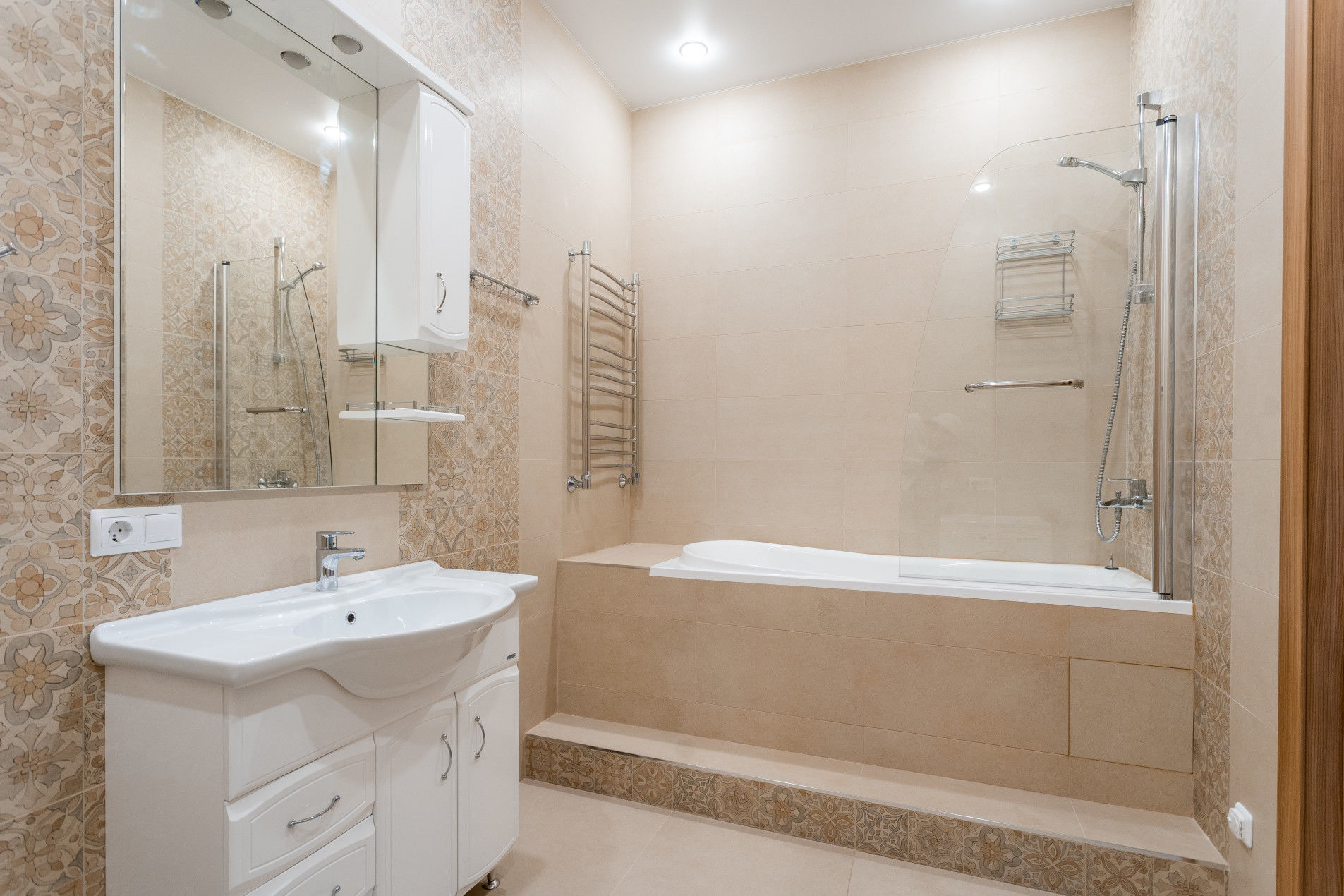 Одна из ванных комнат Продажа квартиры 110м² 'Леонтьевский мыс' Ждановская ул., 45 Одна из ванных комнат Продажа квартиры 110м² 'Леонтьевский мыс' Ждановская ул., 45