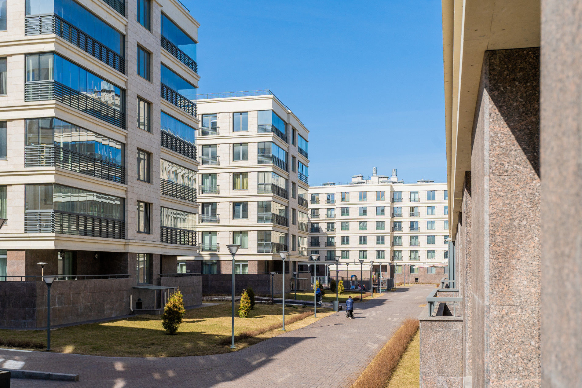 Вид на тихую территорию комплекса Продажа квартиры 117м² 'Крестовский Де Люкс' Спортивная ул., 2 Вид на тихую территорию комплекса Продажа квартиры 117м² 'Крестовский Де Люкс' Спортивная ул., 2