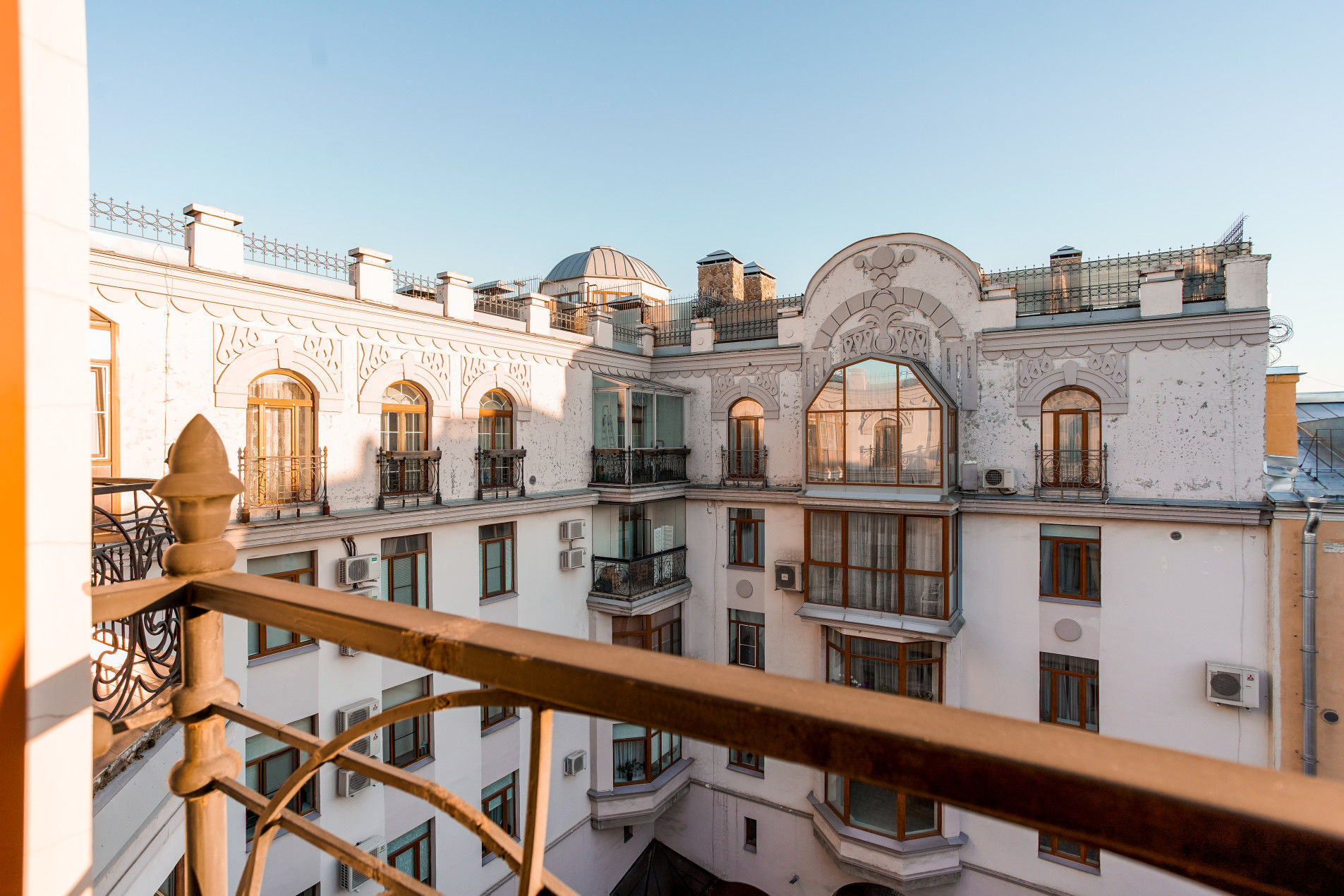 Окна выходят в солнечный дворик Продажа квартиры 77м² 'Diplomat' Кронверкский пр., 57 Окна выходят в солнечный дворик Продажа квартиры 77м² 'Diplomat' Кронверкский пр., 57