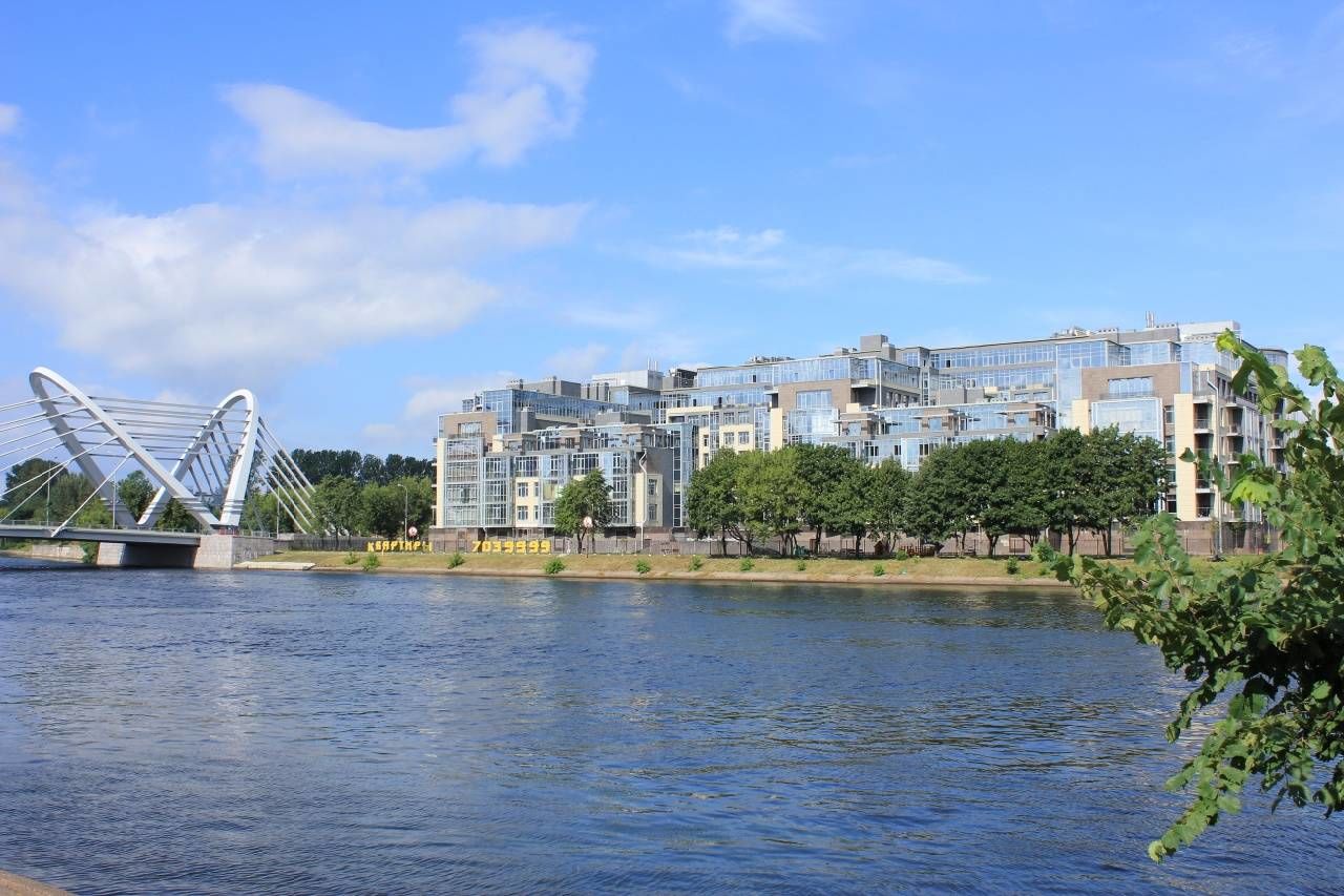 Вид на дом. Рядом Лазаревский мост Продажа квартиры 354м² 'Олимпийская деревня' Вязовая ул., 10