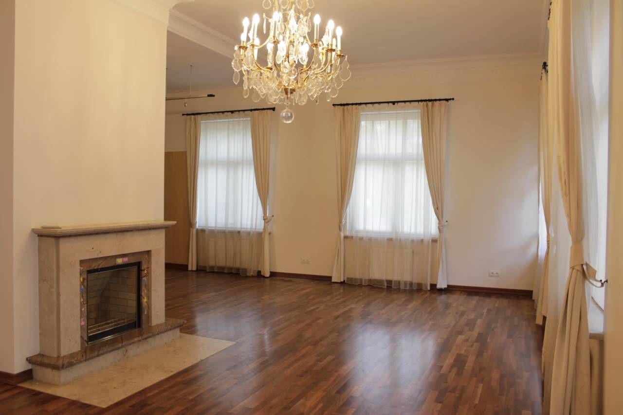 Светлая гостиная с камином и люстрой. 5 больших окон Продажа квартиры 309м² 'Дача Шварца' 2-я Березовая ал., 34